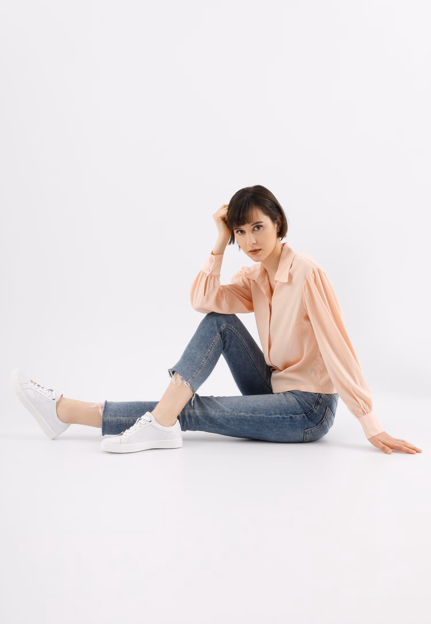 Białe półbuty damskie z dziurkowanym logo