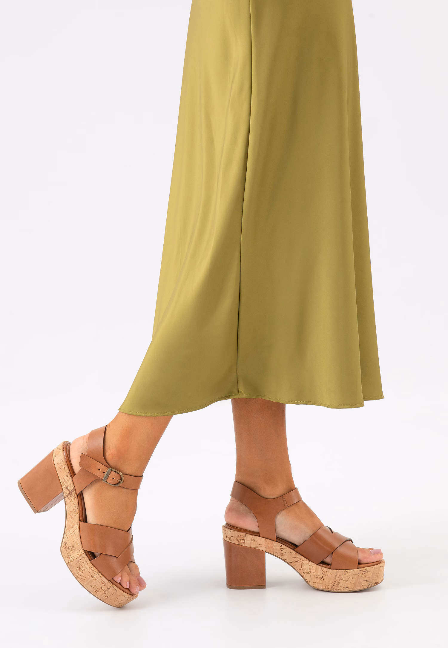 Brązowe masywne sandały na słupku