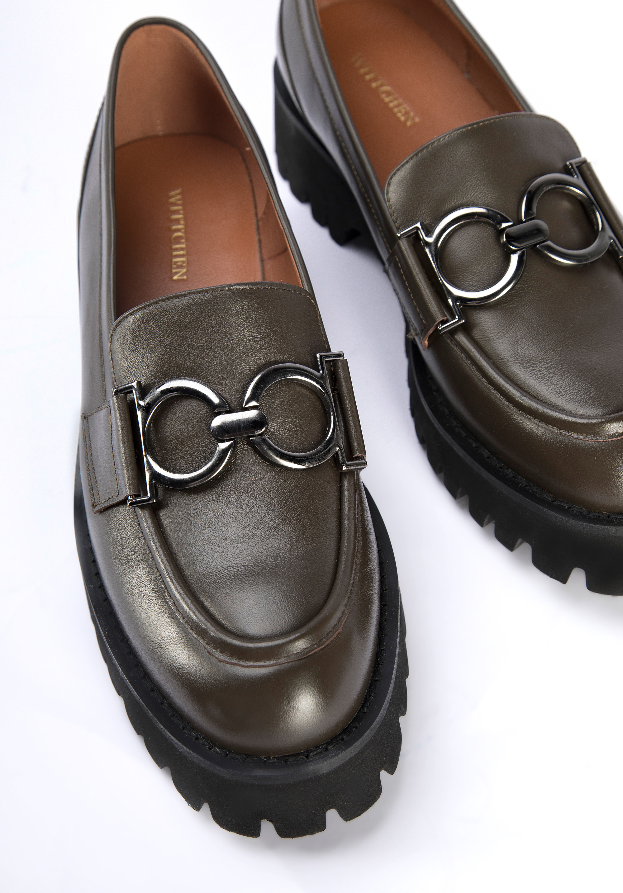 Damskie mokasyny ze skóry z klamrą na grubej podeszwie