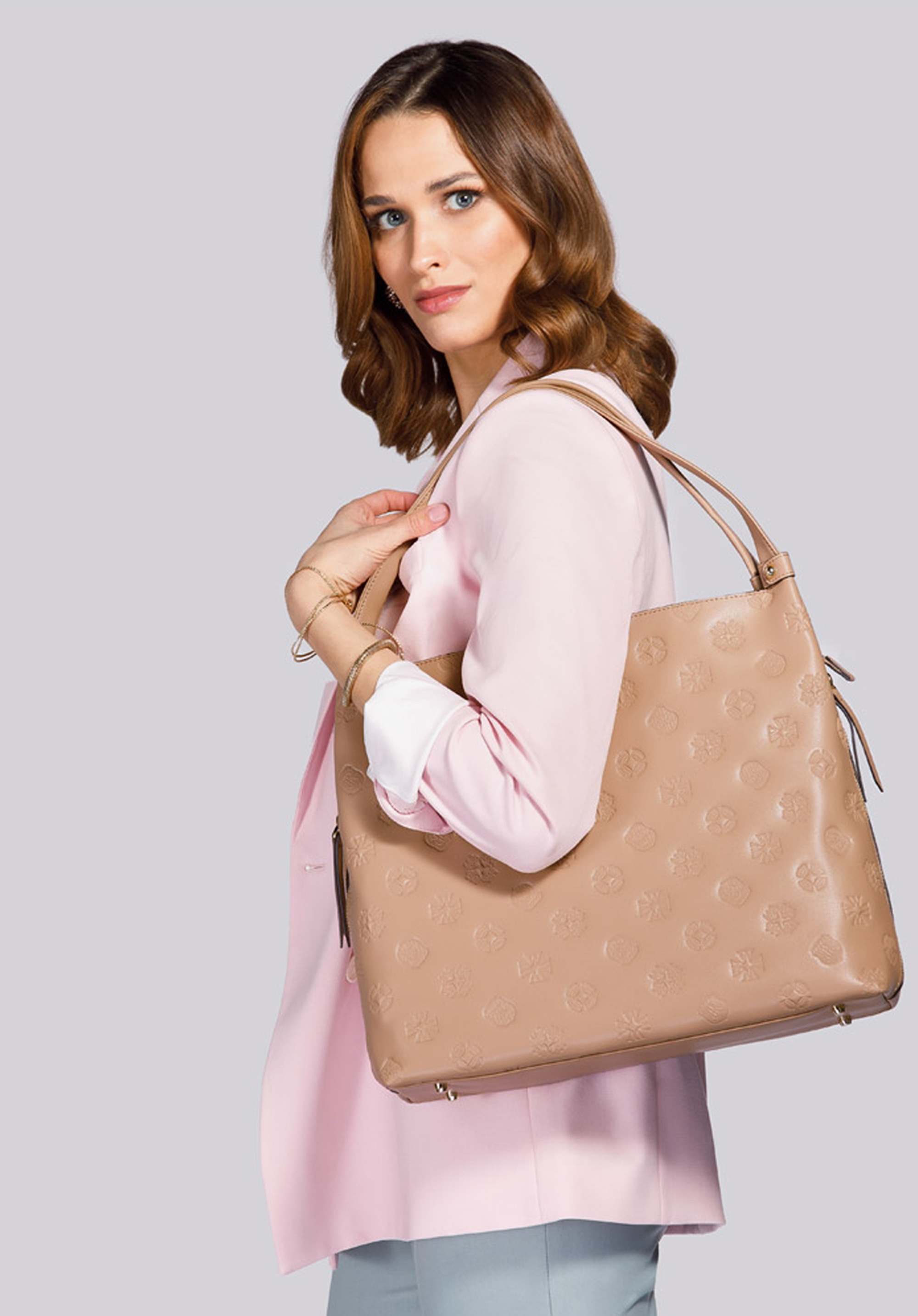 Torebka worek skórzana z monogramem i suwakami