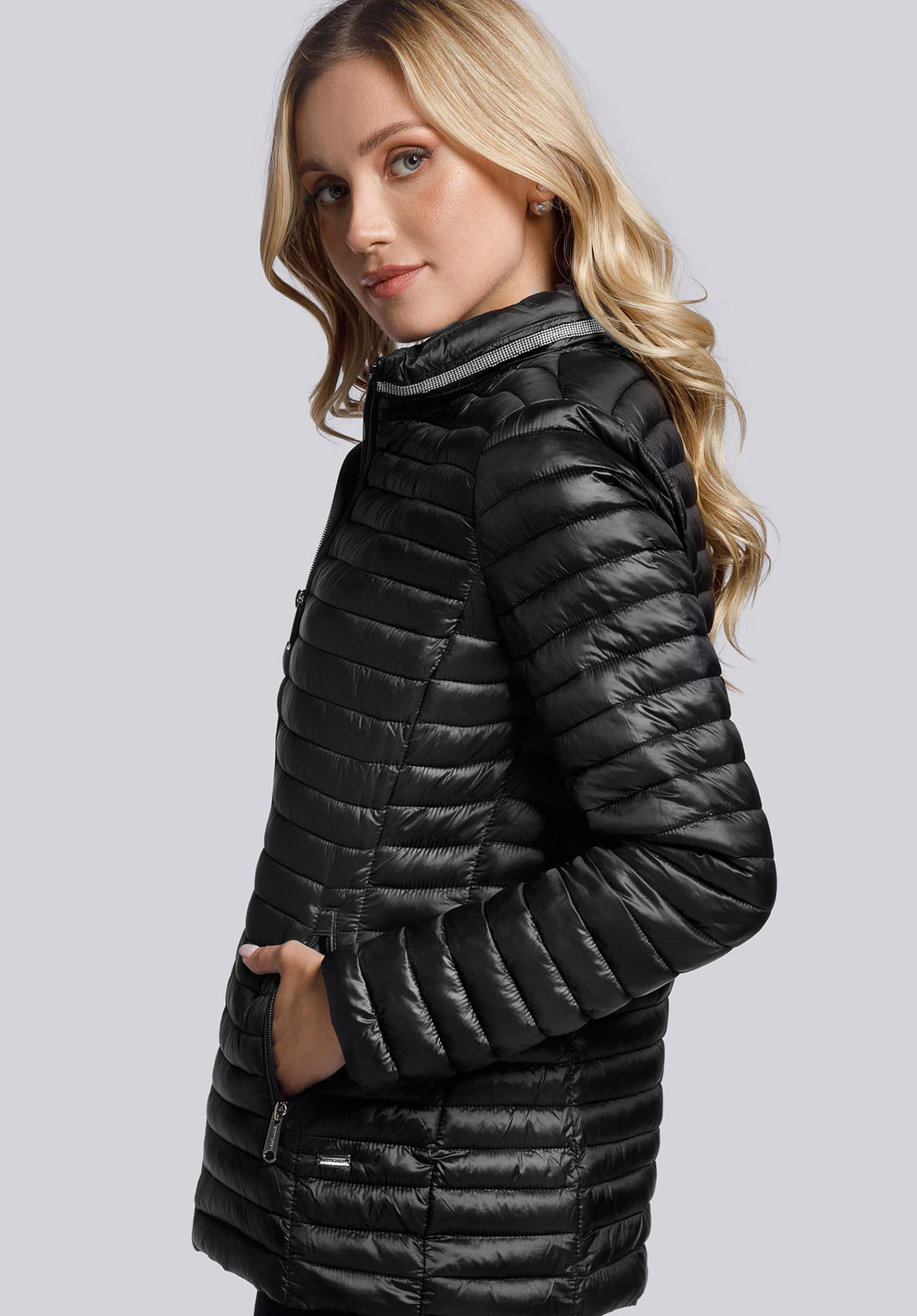 Damska kurtka pikowana z ozdobną stójką