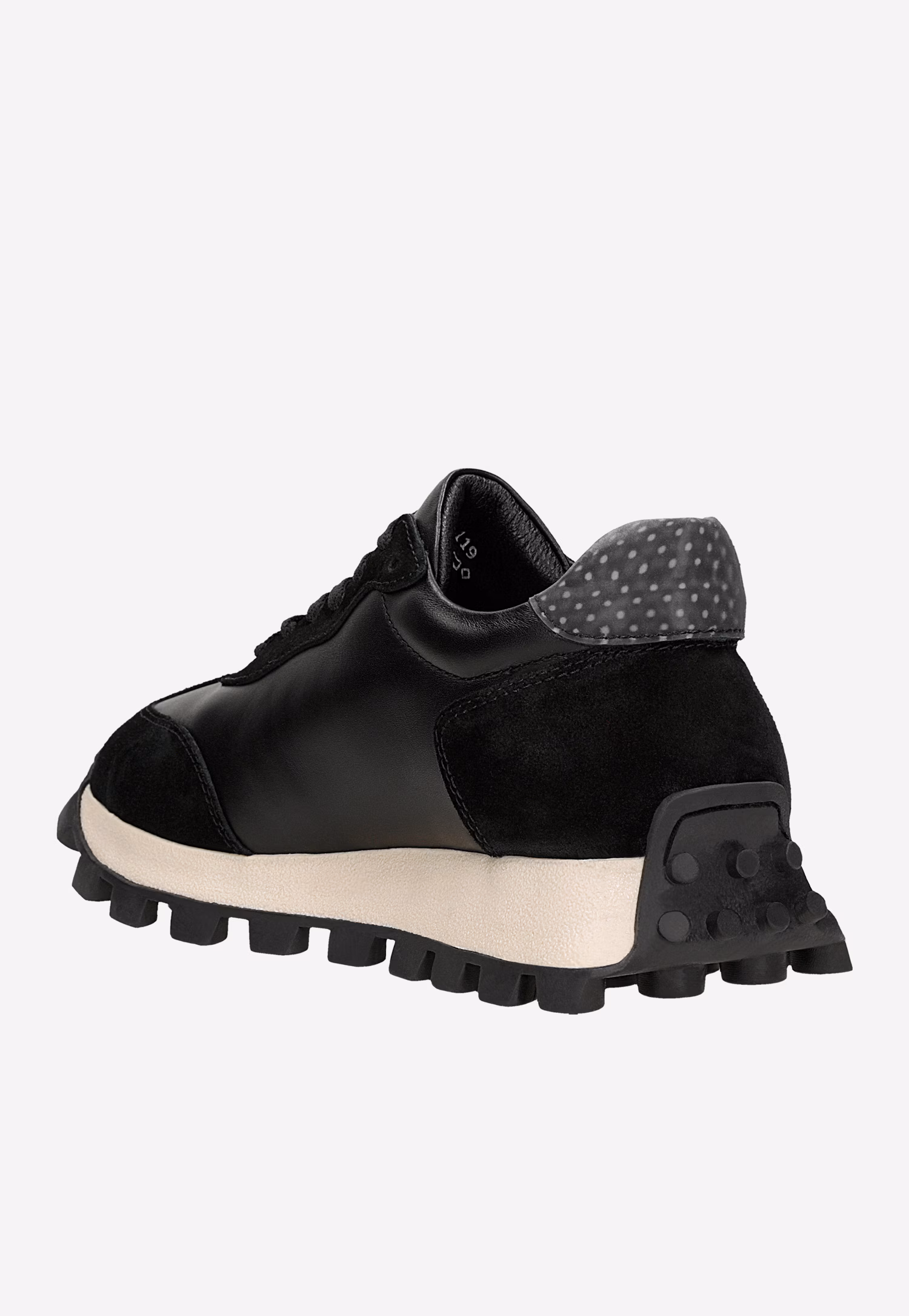 Masywne czarne sneakersy na traktorze