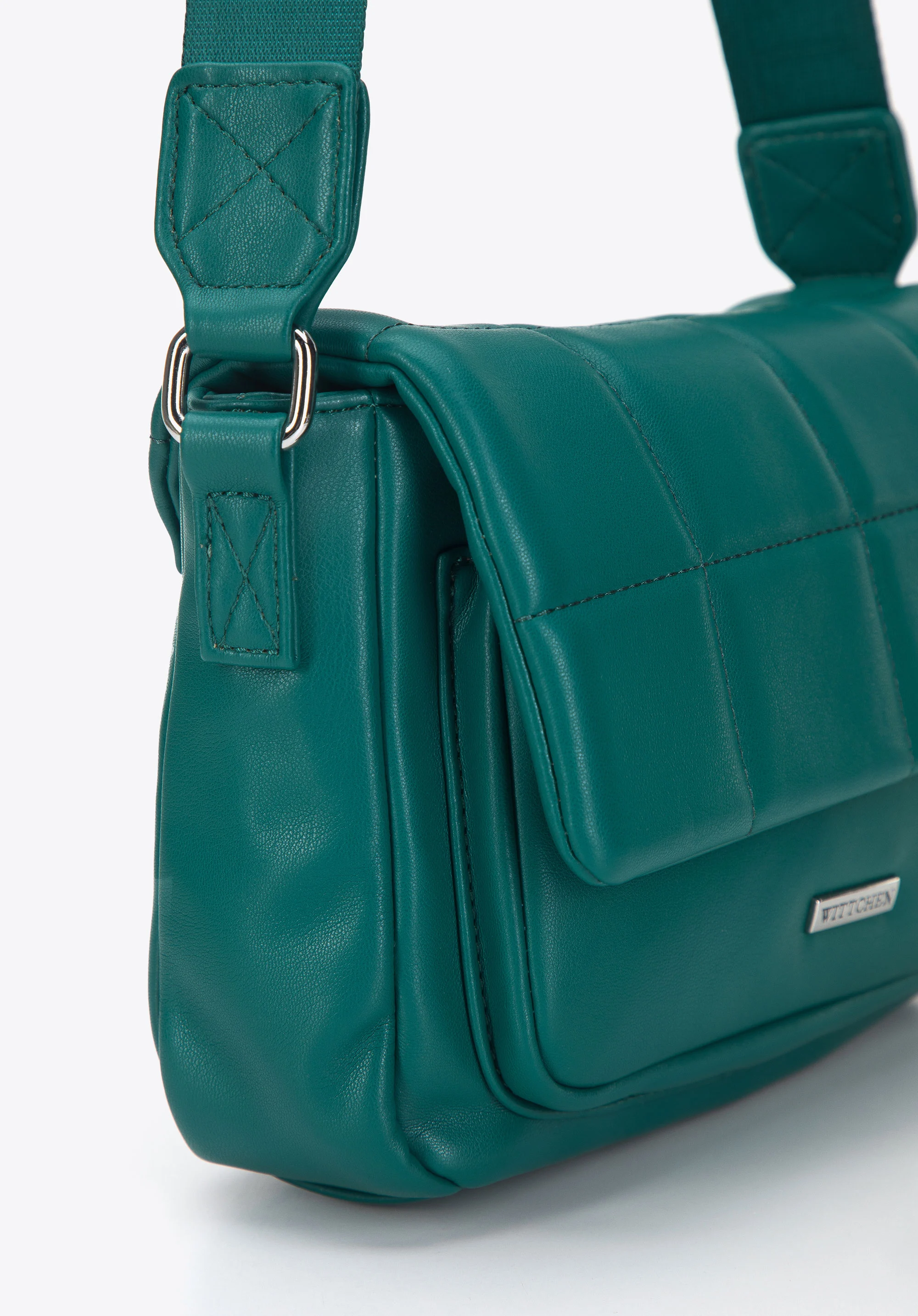 Damska listonoszka z miękkiej ekoskóry z pikowaną klapą mała