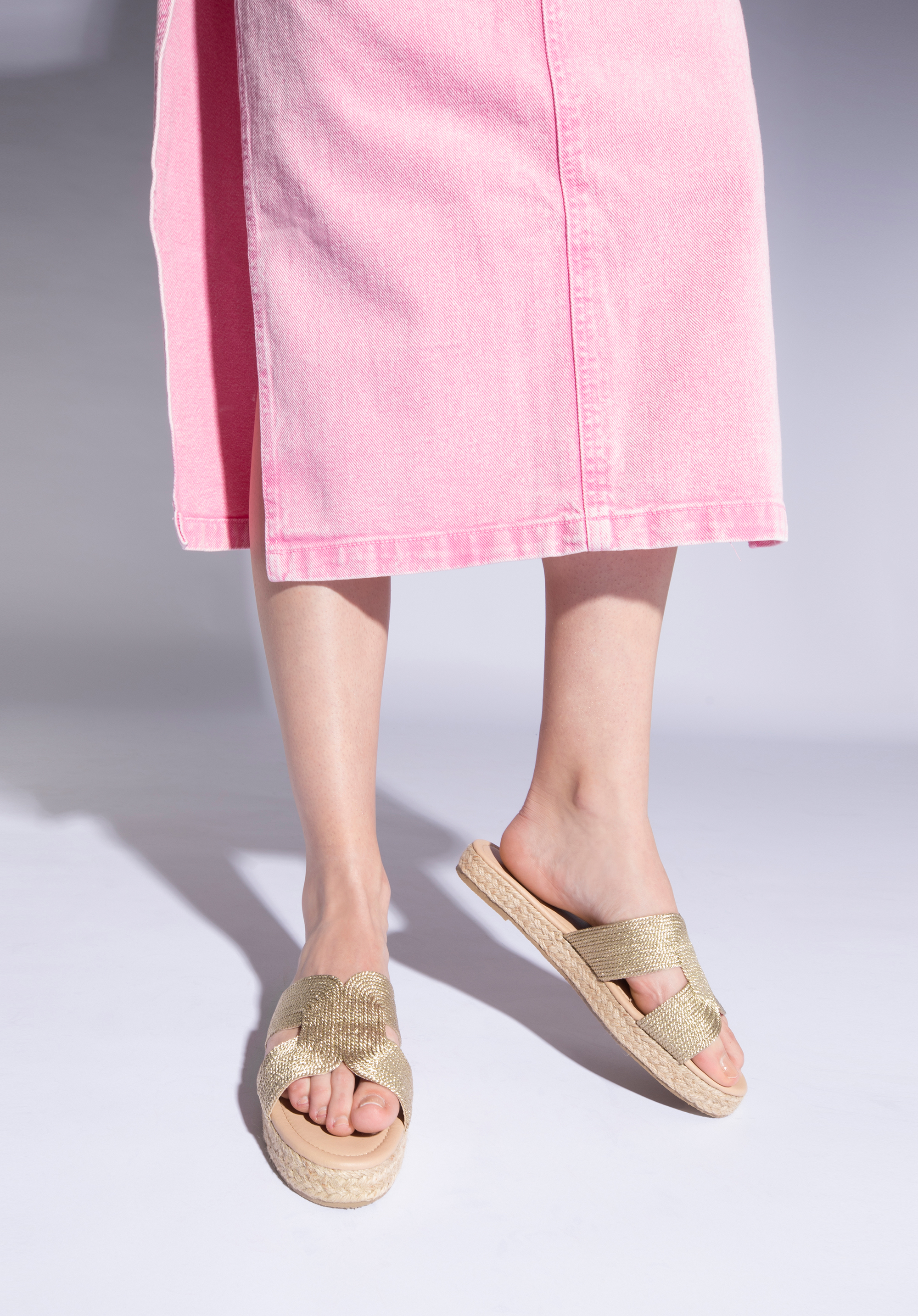 Damskie klapki na słomkowej podeszwie