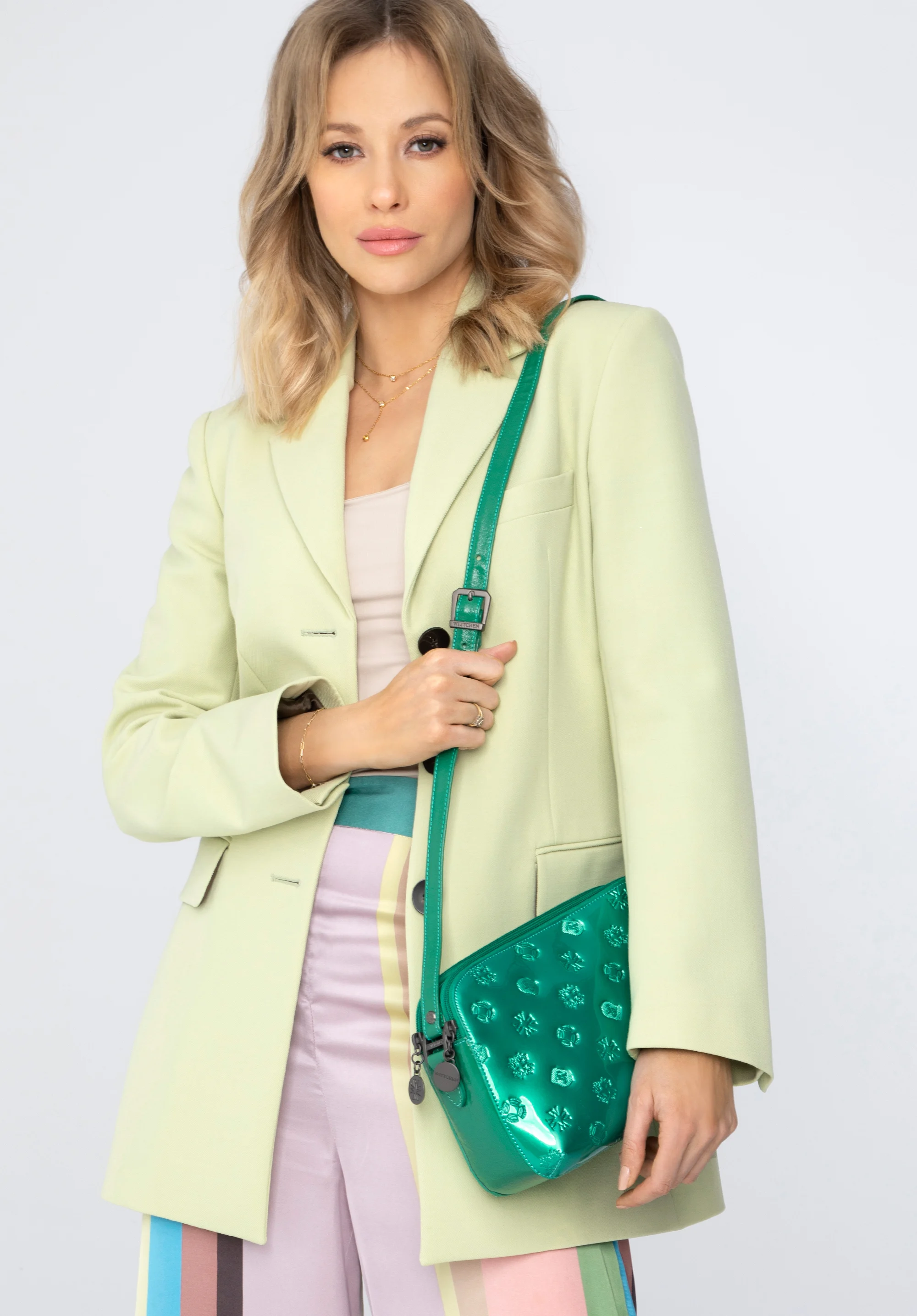 Damska listonoszka skórzana lakierowana z monogramem