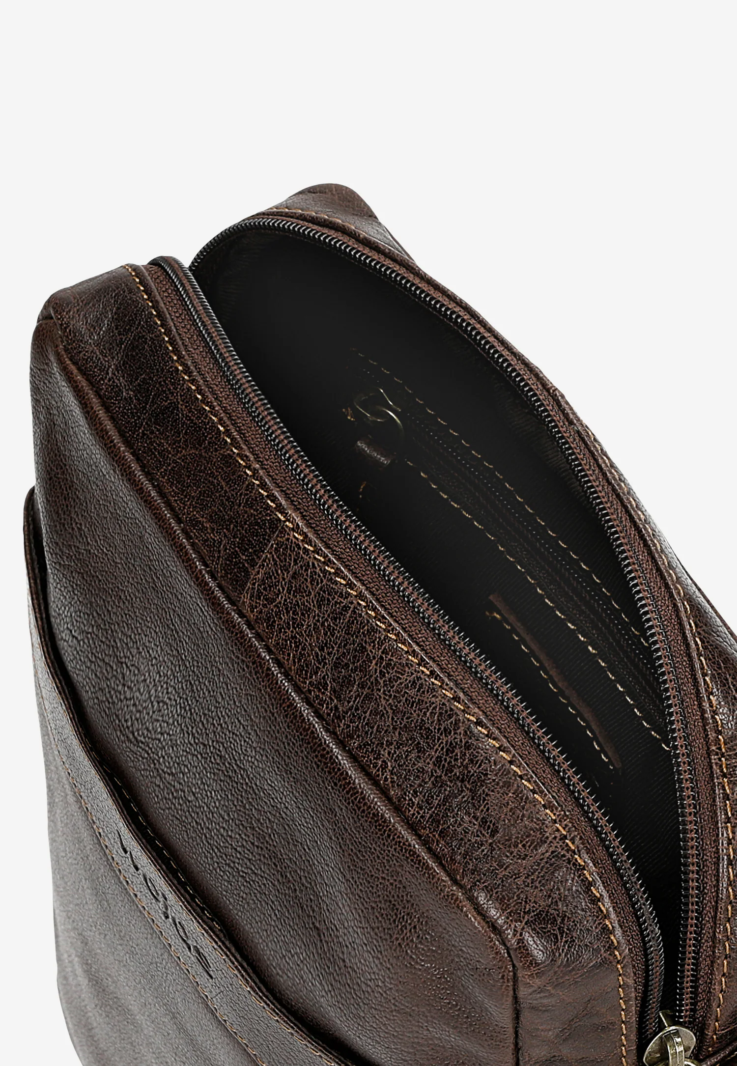 Mała skórzana torba męska na ramię w kolorze brązowym