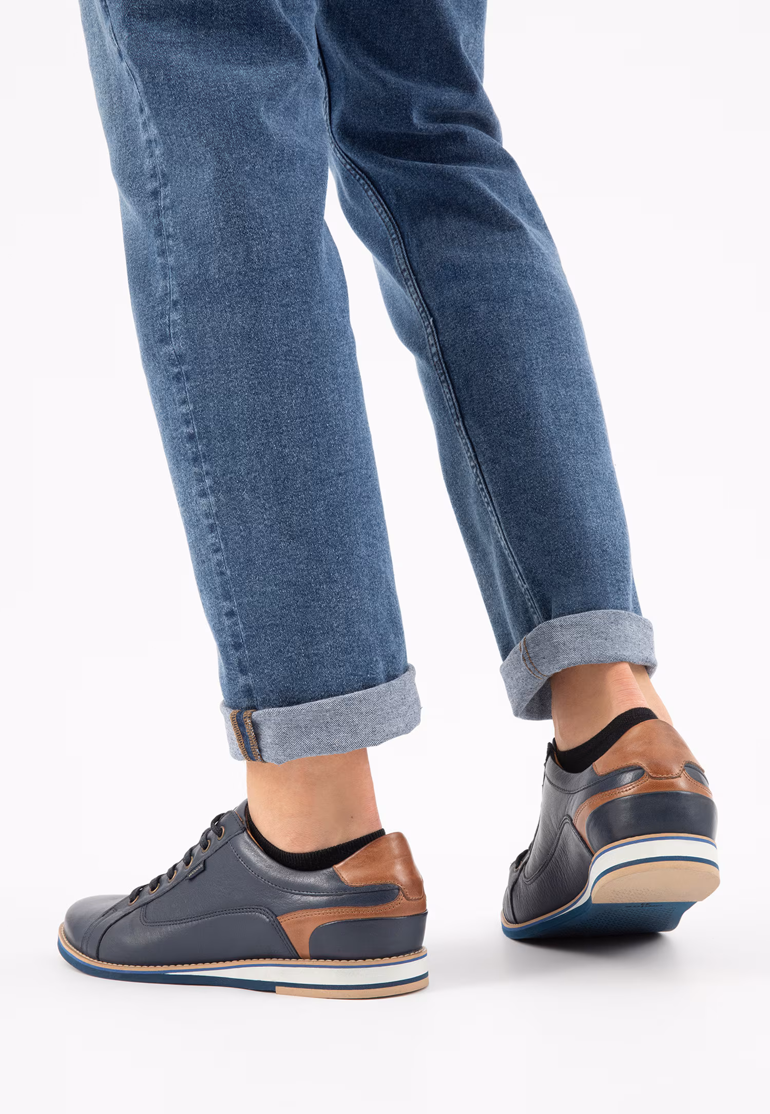 Sneakersy męskie w kolorze jasnego brązu z granatowymi wstawkami