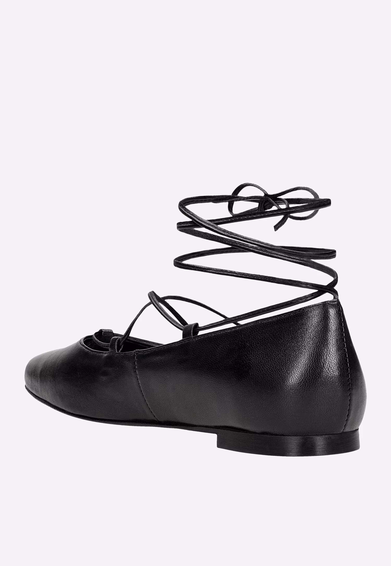 Czarne skórzane baleriny wiązane na rzemyk