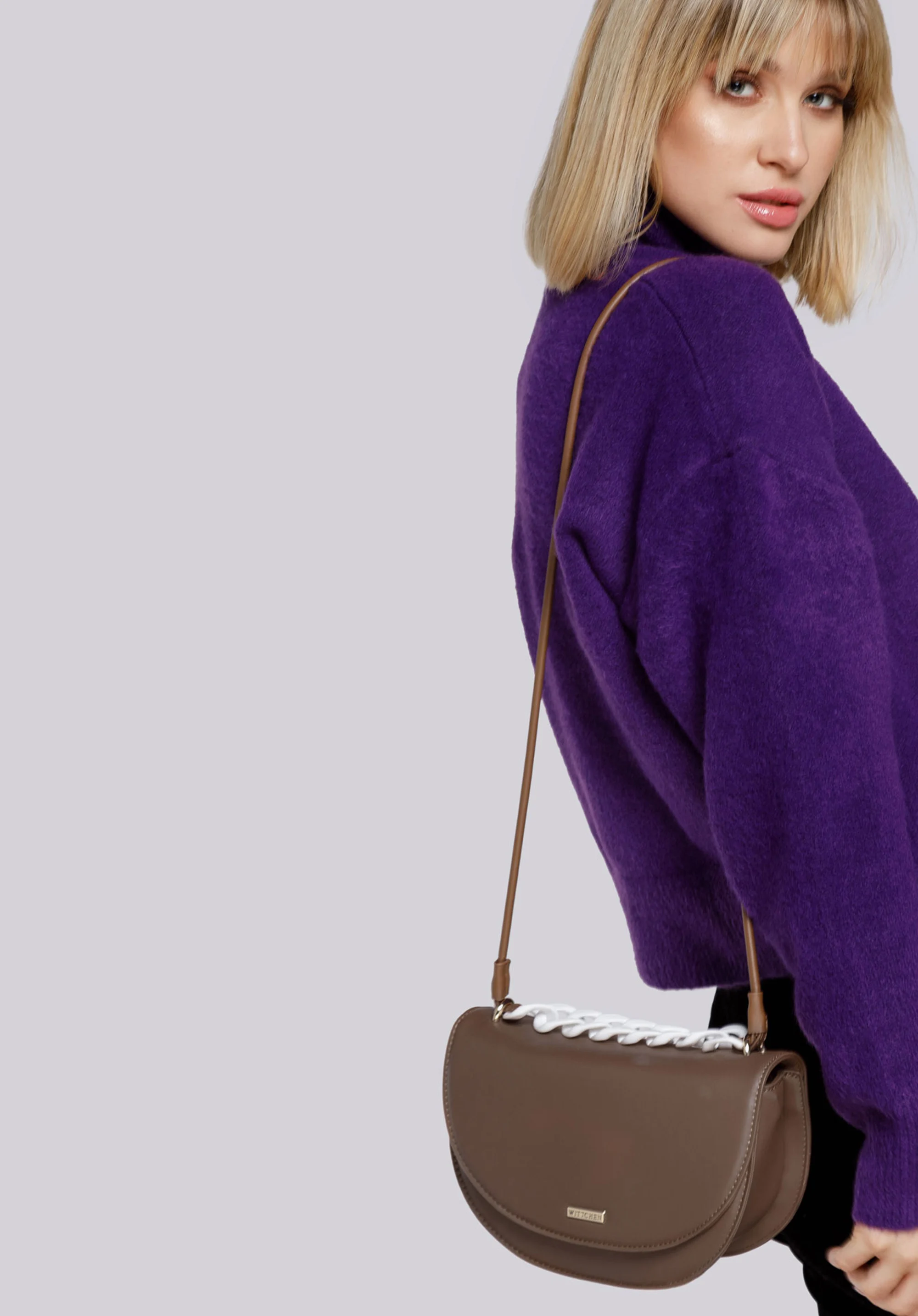 Damska listonoszka półokrągła z grubym łańcuchem