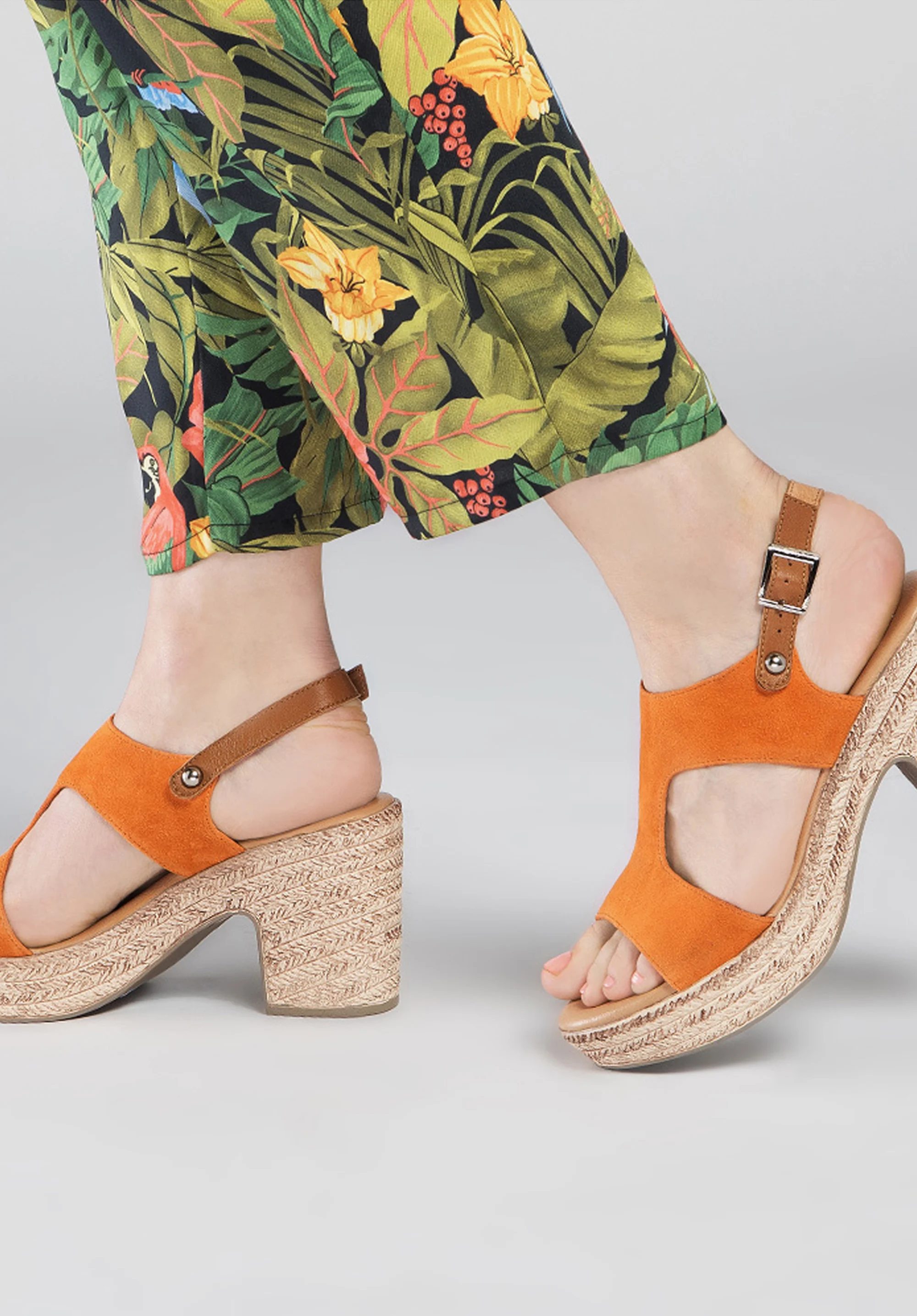 Sandały zamszowe na słupku na sznurkowej platformie