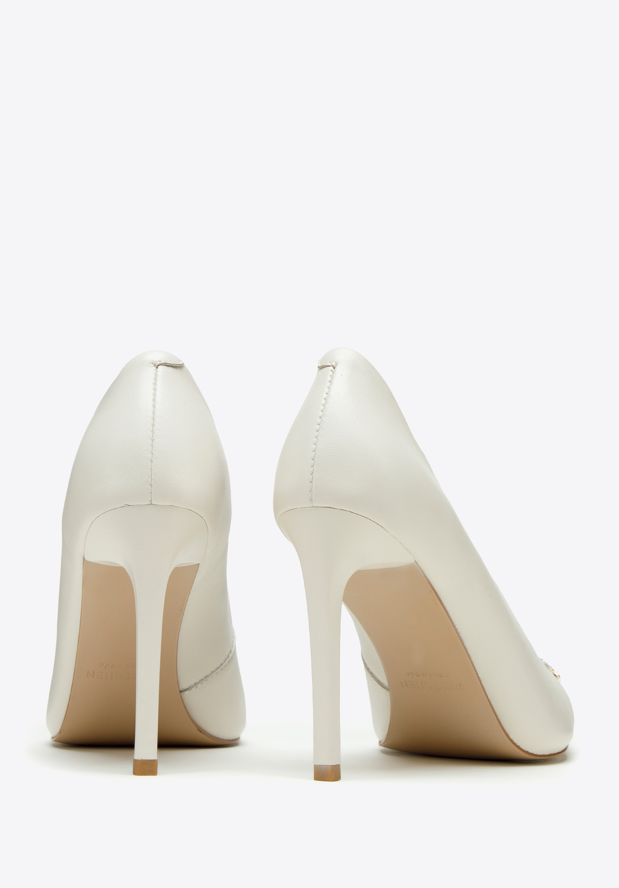 Szpilki skórzane z okrągłą błyszczącą klamrą