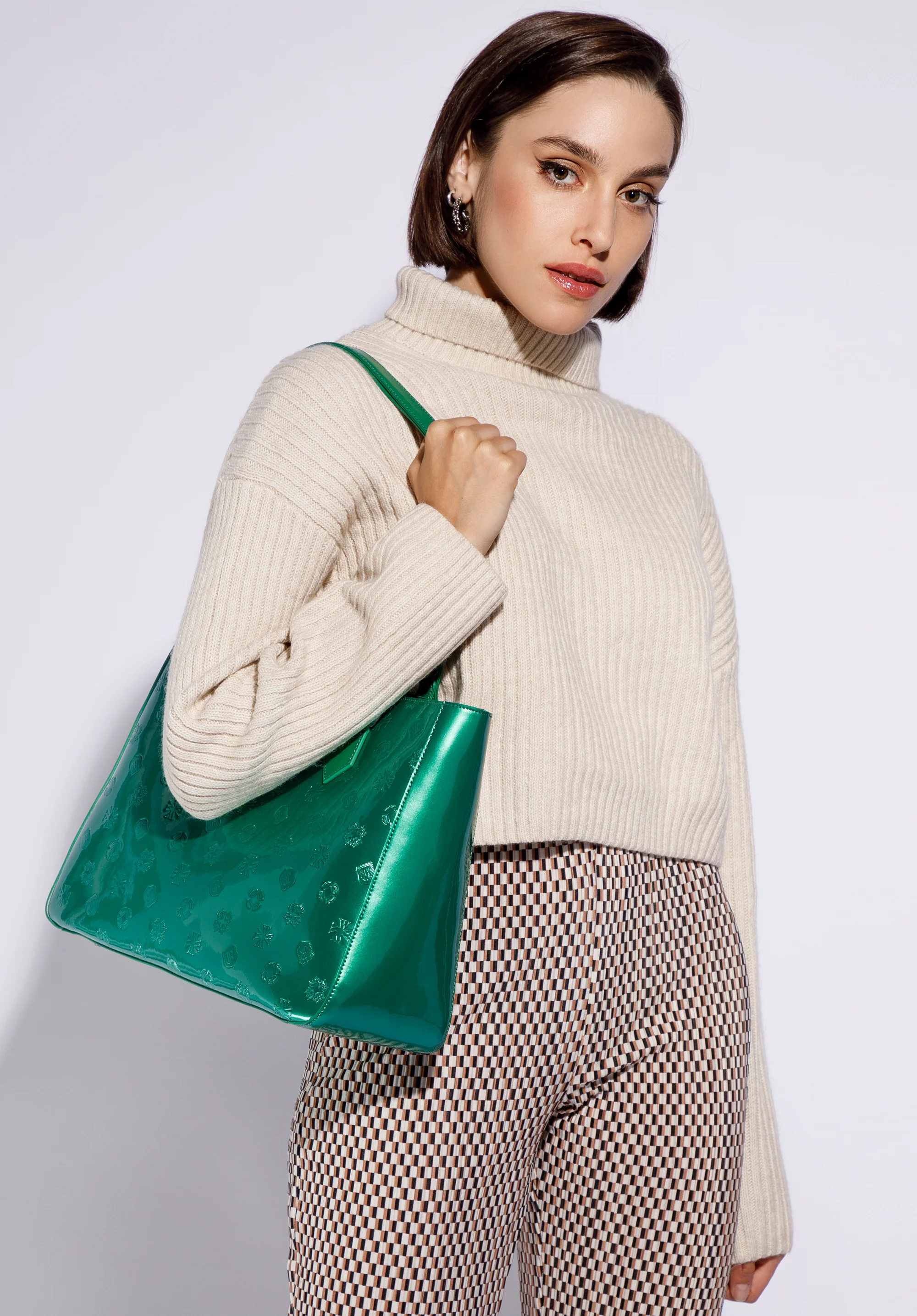 Torebka shopperka z błyszczącej skóry w monogram