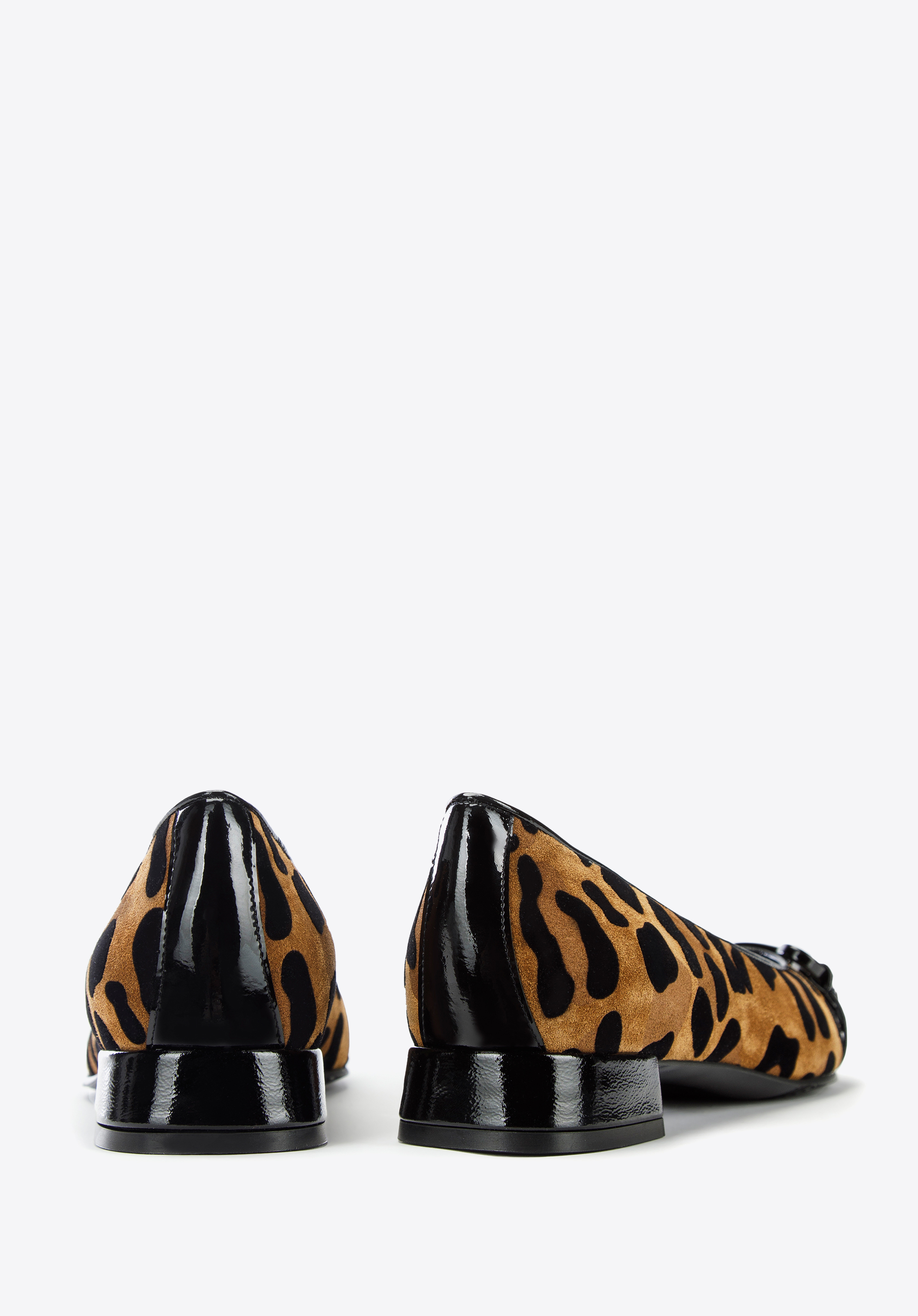 Czółenka zamszowe w zwierzęcy wzór z klamrą