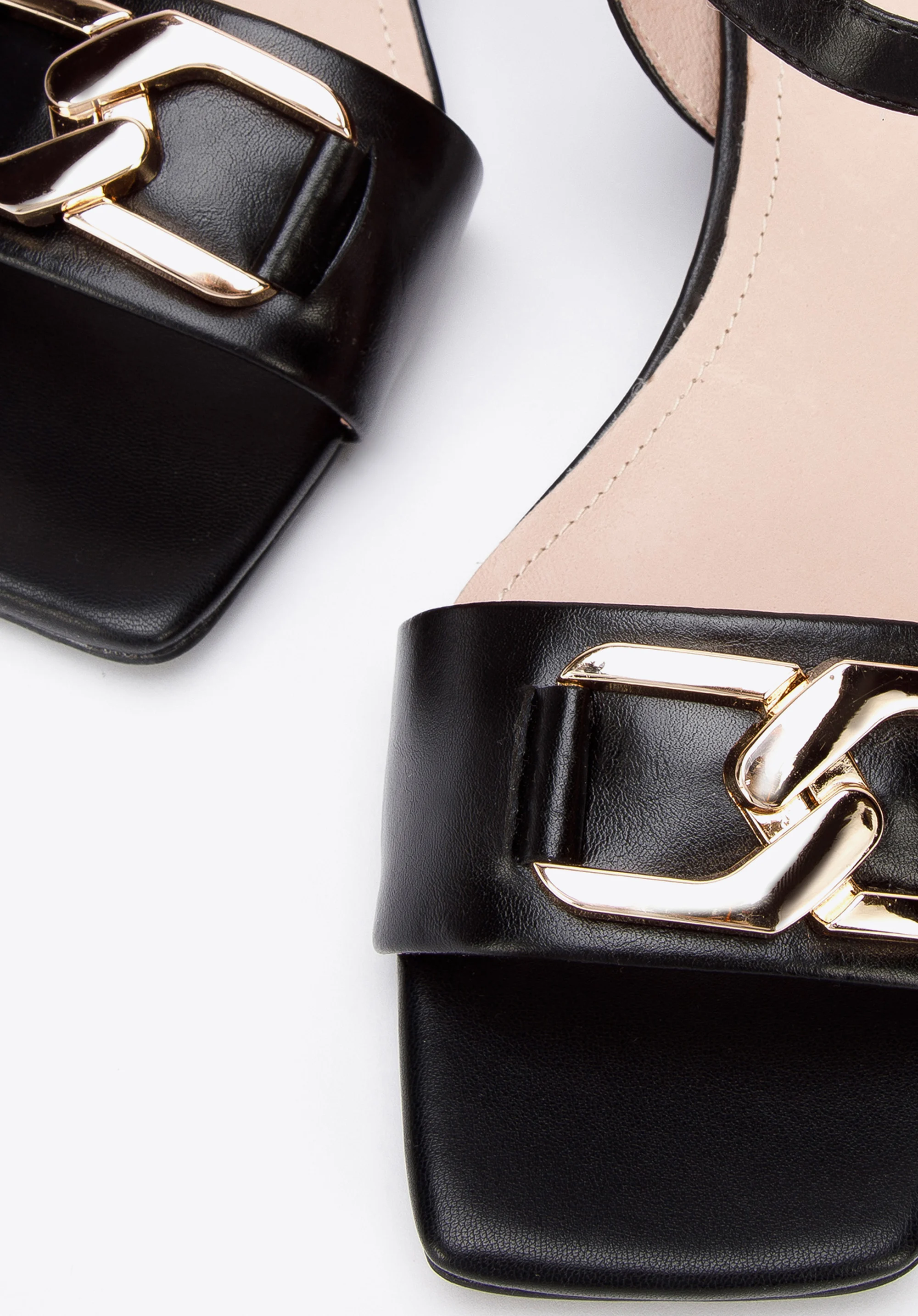 Damskie sandały skórzane z łańcuchem