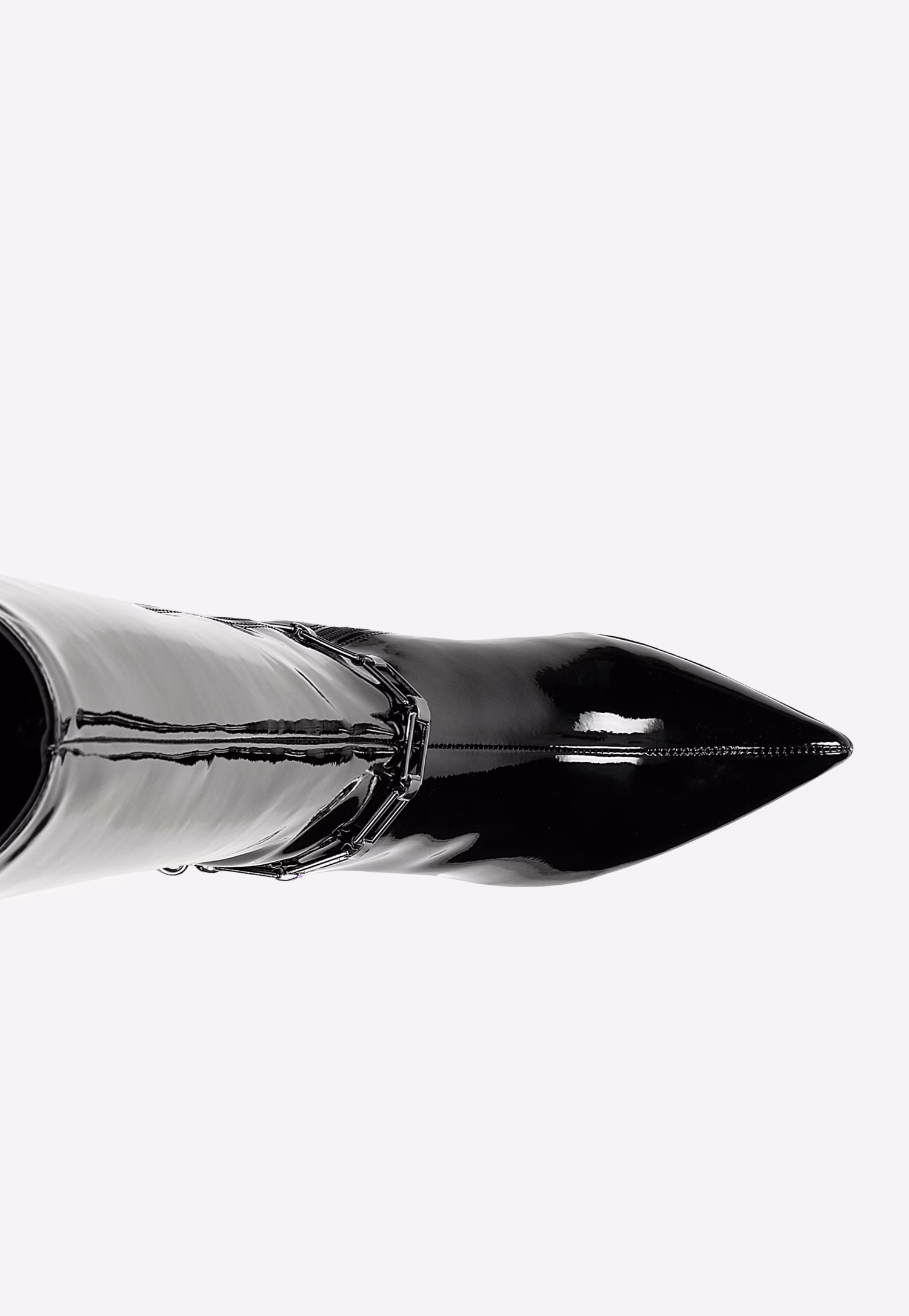 Czarne lakierowane kozaki damskie na obcasie