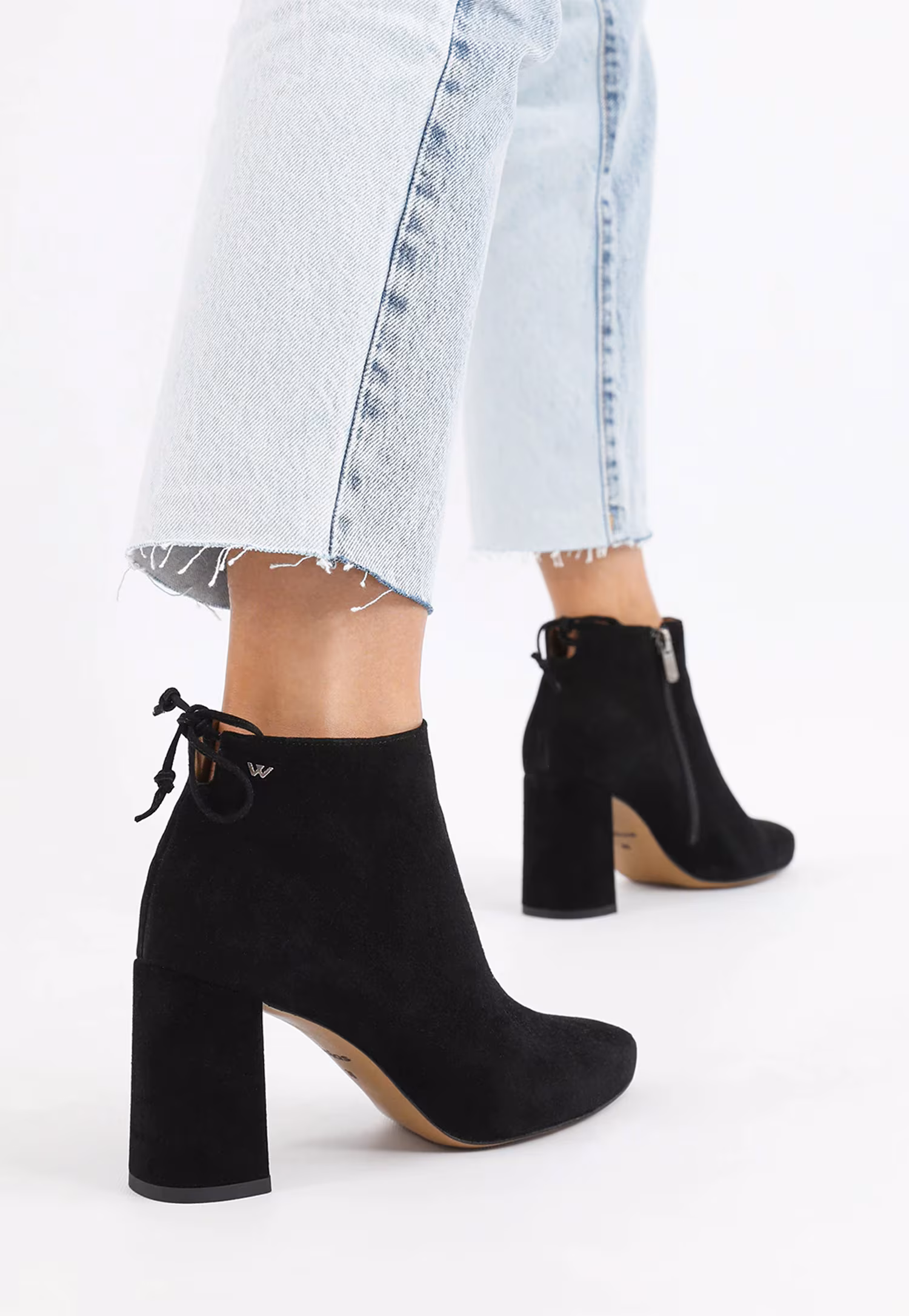 Jasnobrązowe welurowe botki damskie na słupku