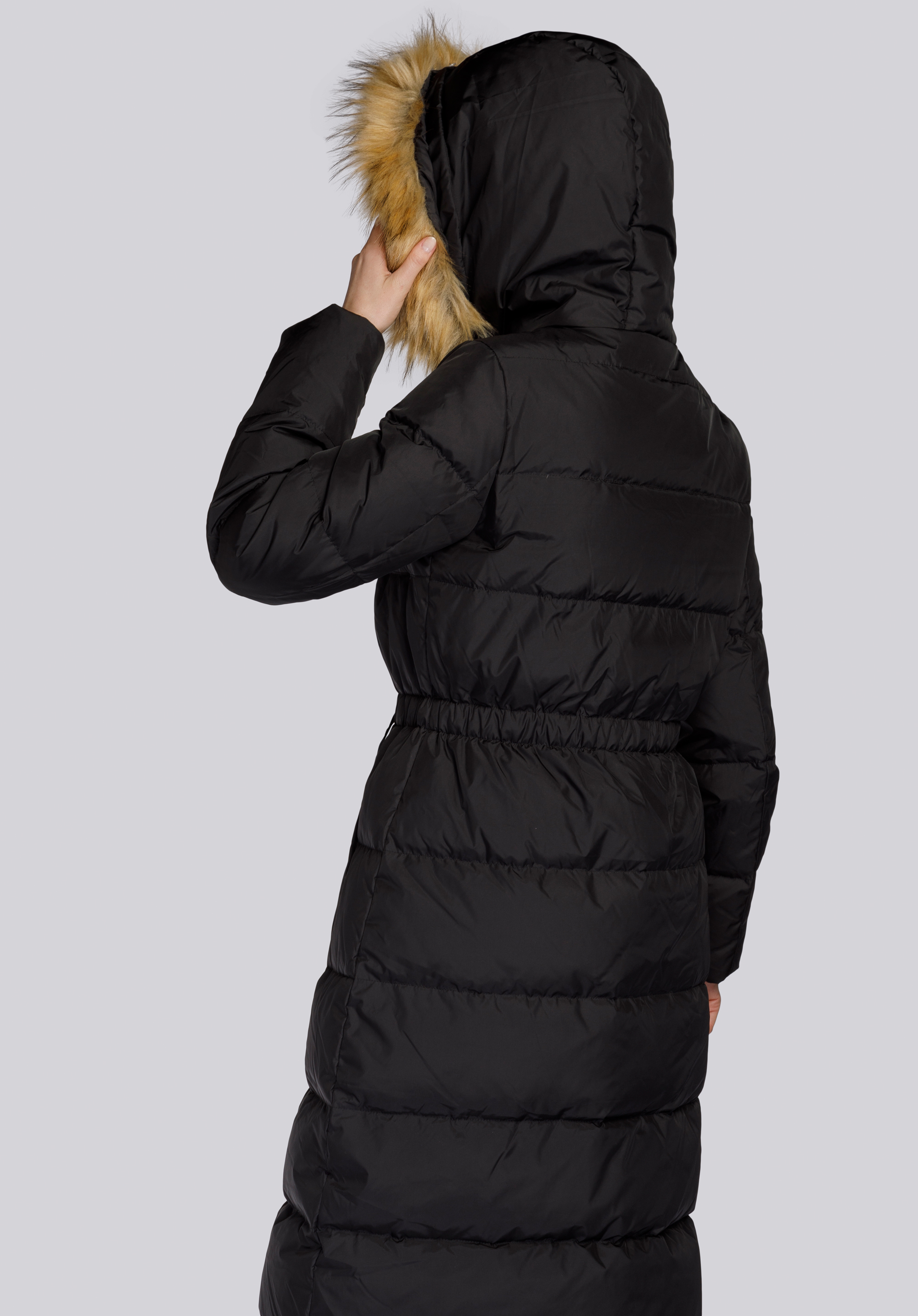 Damski płaszcz pikowany ze ściągaczem w talii