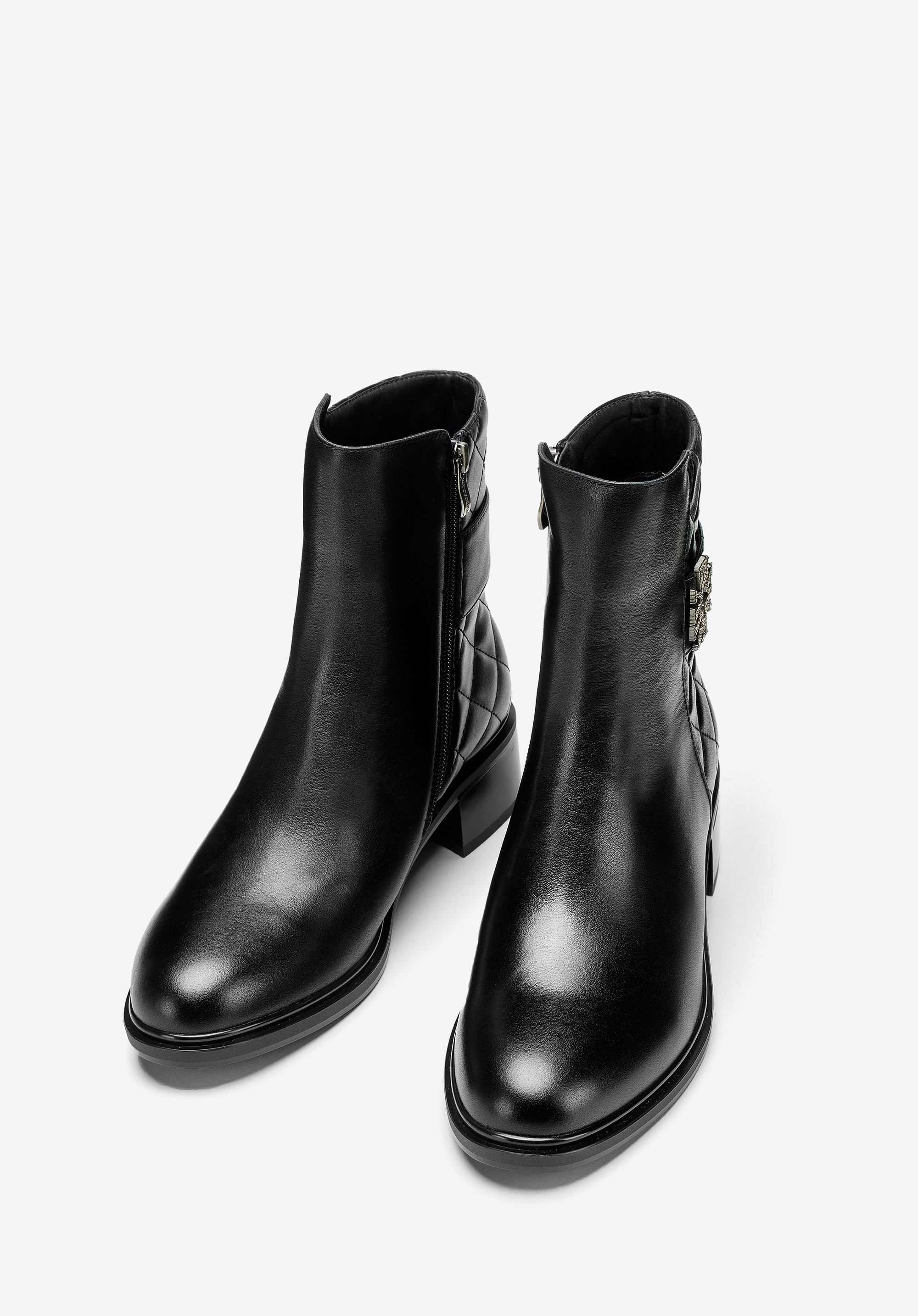 Damskie botki skórzane z pikowaną cholewką i monogramem