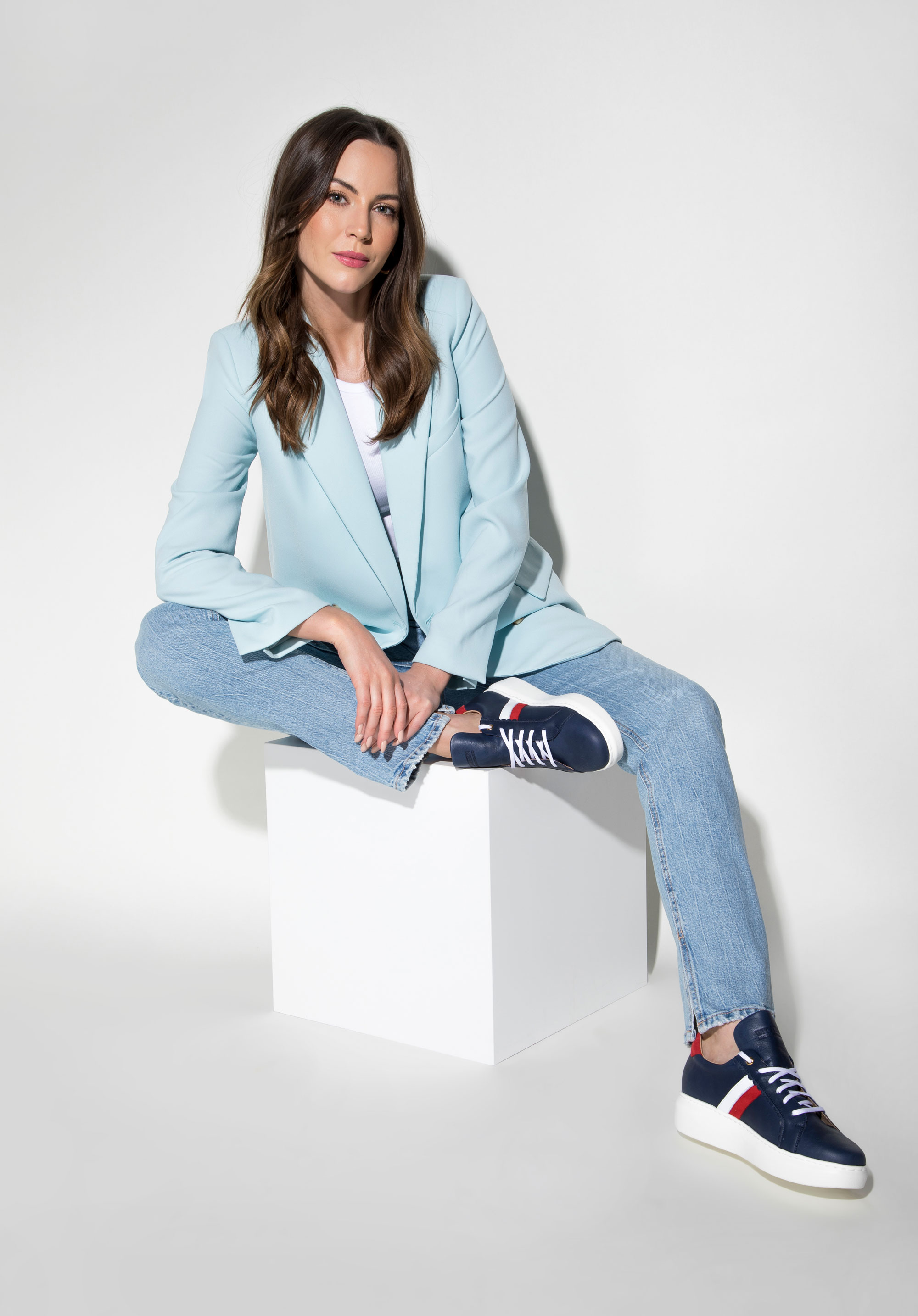 Damskie sneakersy skórzane z falbanką