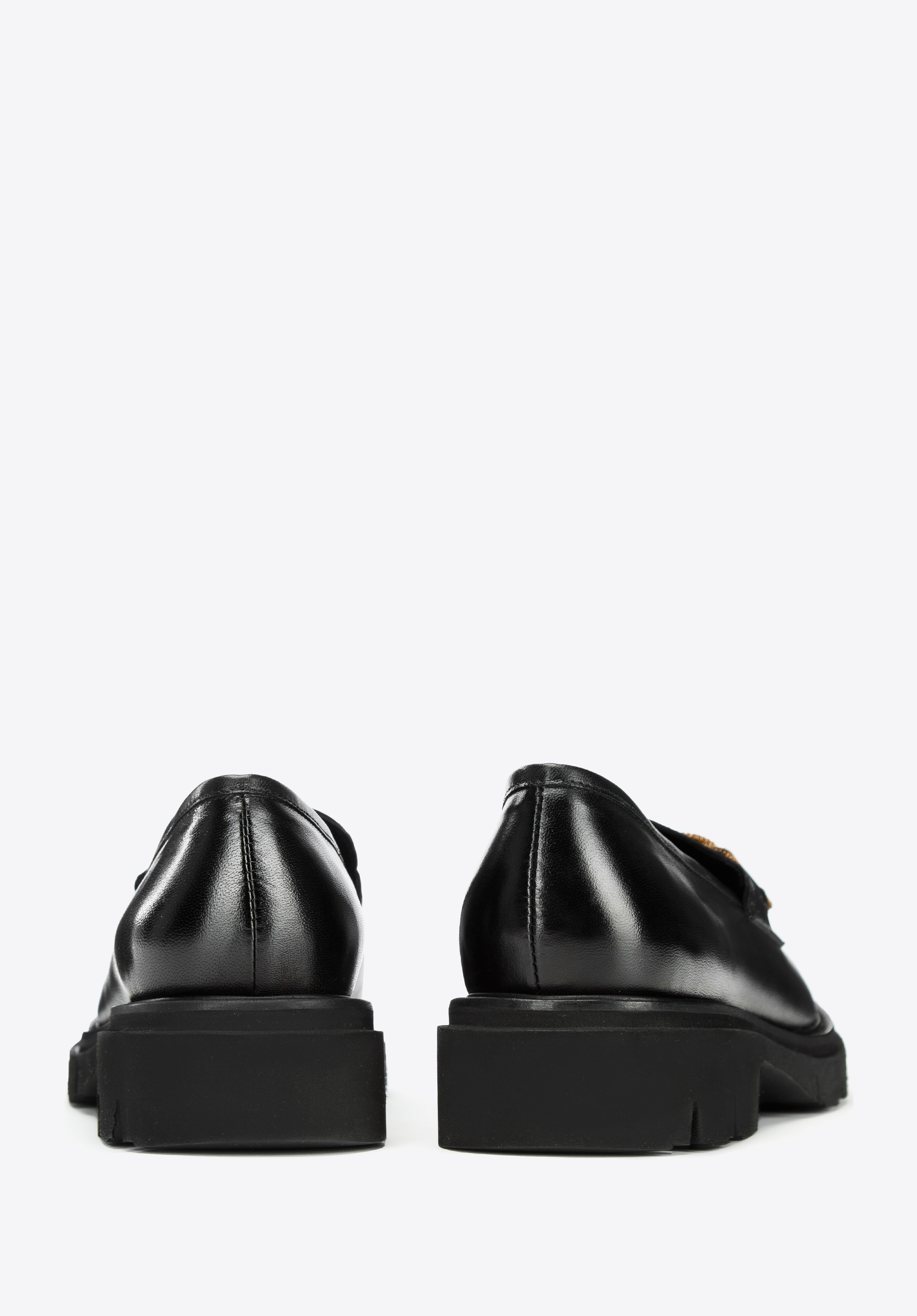 Damskie mokasyny skórzane z ozdobnym łańcuchem na platformie