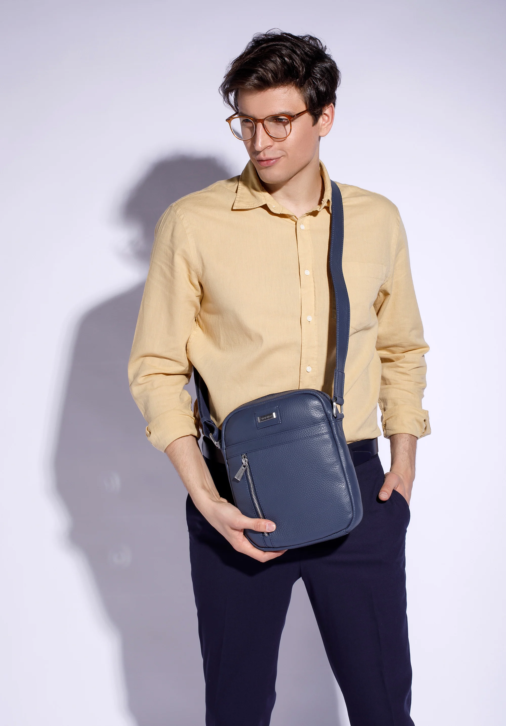 Męska listonoszka skórzana z pionowym suwakiem