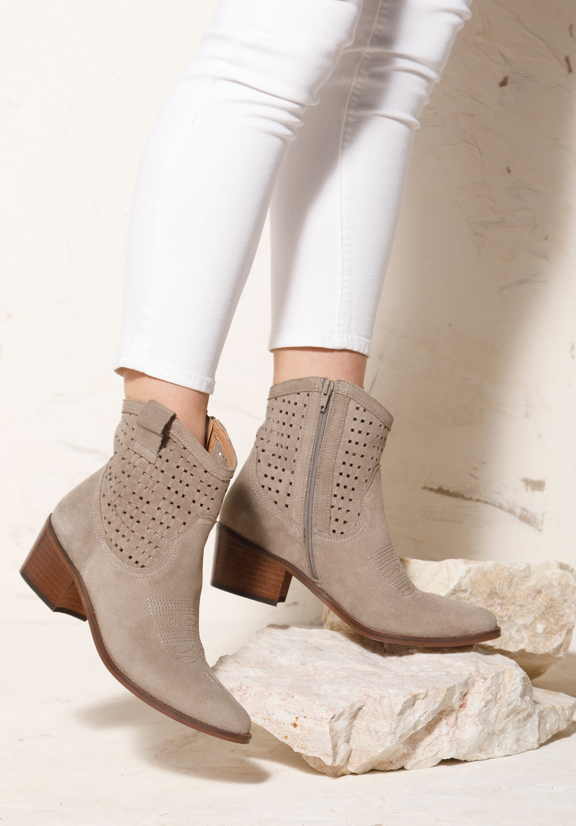 Kowbojki z ażurowego zamszu z haftem