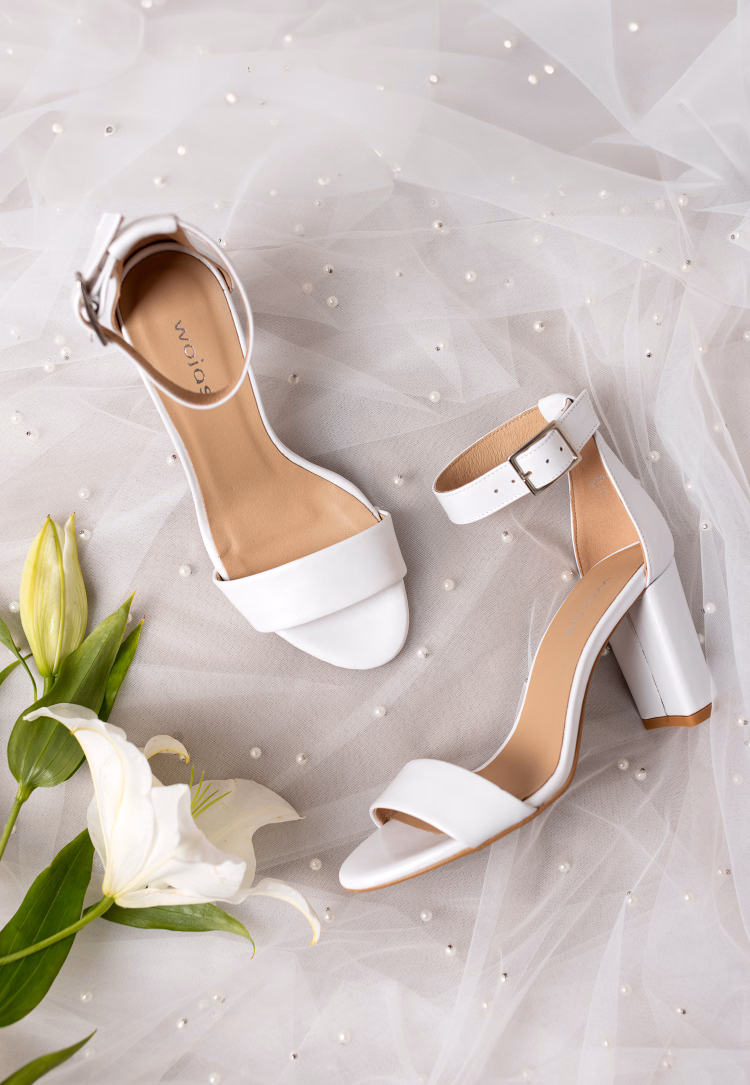 Zjawiskowe srebrne skórzane sandały na obcasie