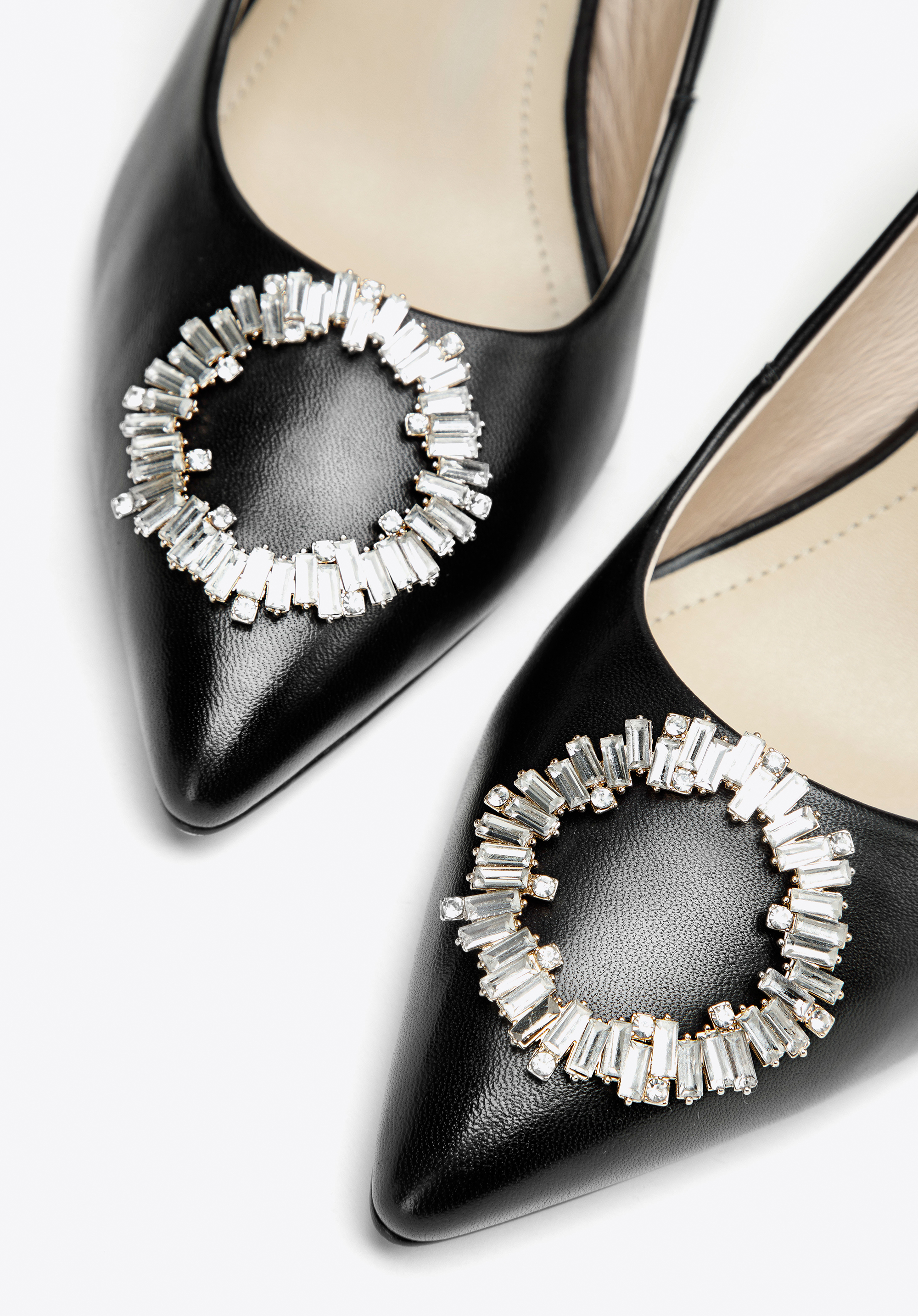 Szpilki skórzane z okrągłą błyszczącą klamrą