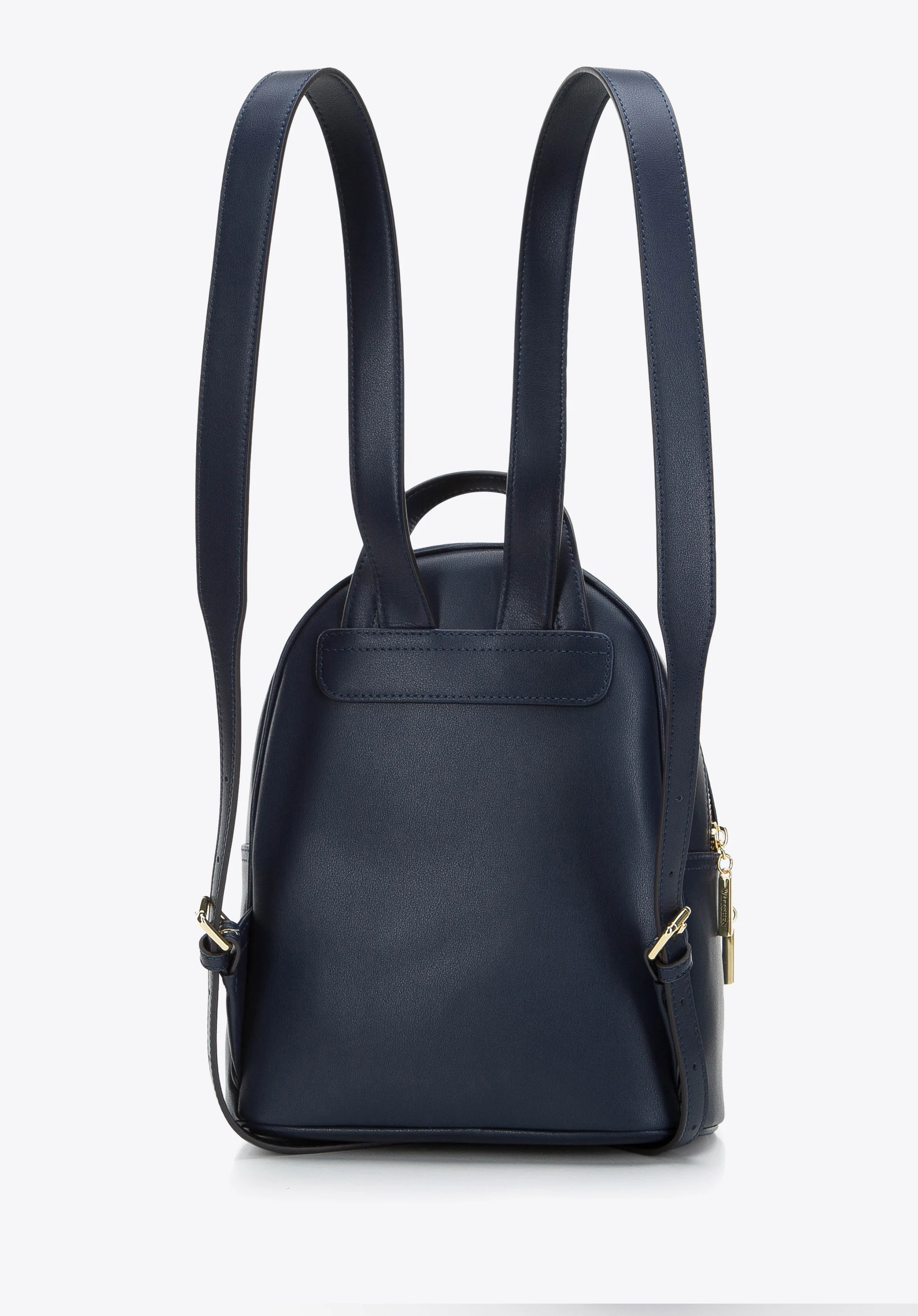 Damski plecak z pikowanej skóry z ozdobnym monogramem