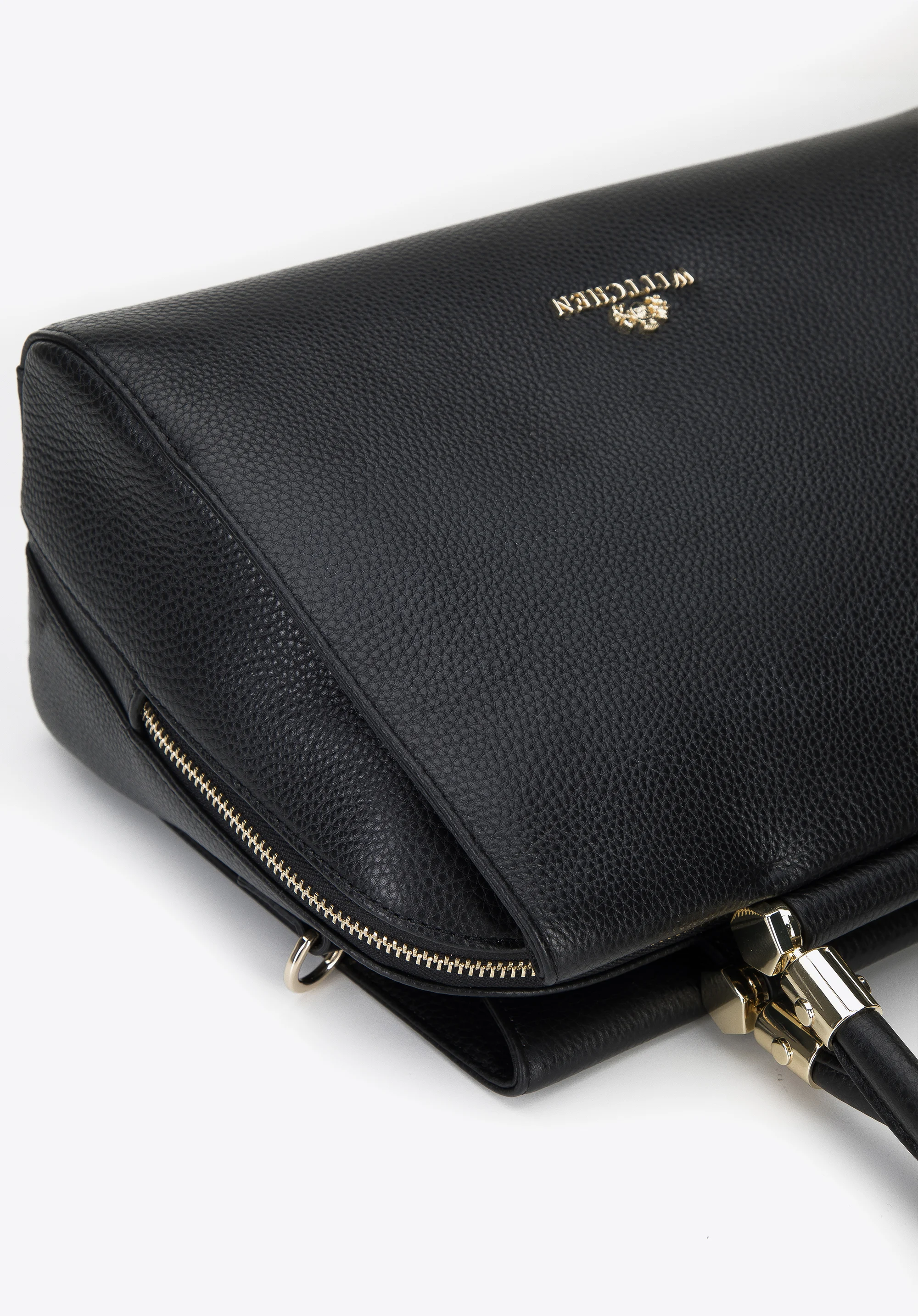 Torebka kuferek skórzana z geometrycznymi okuciami