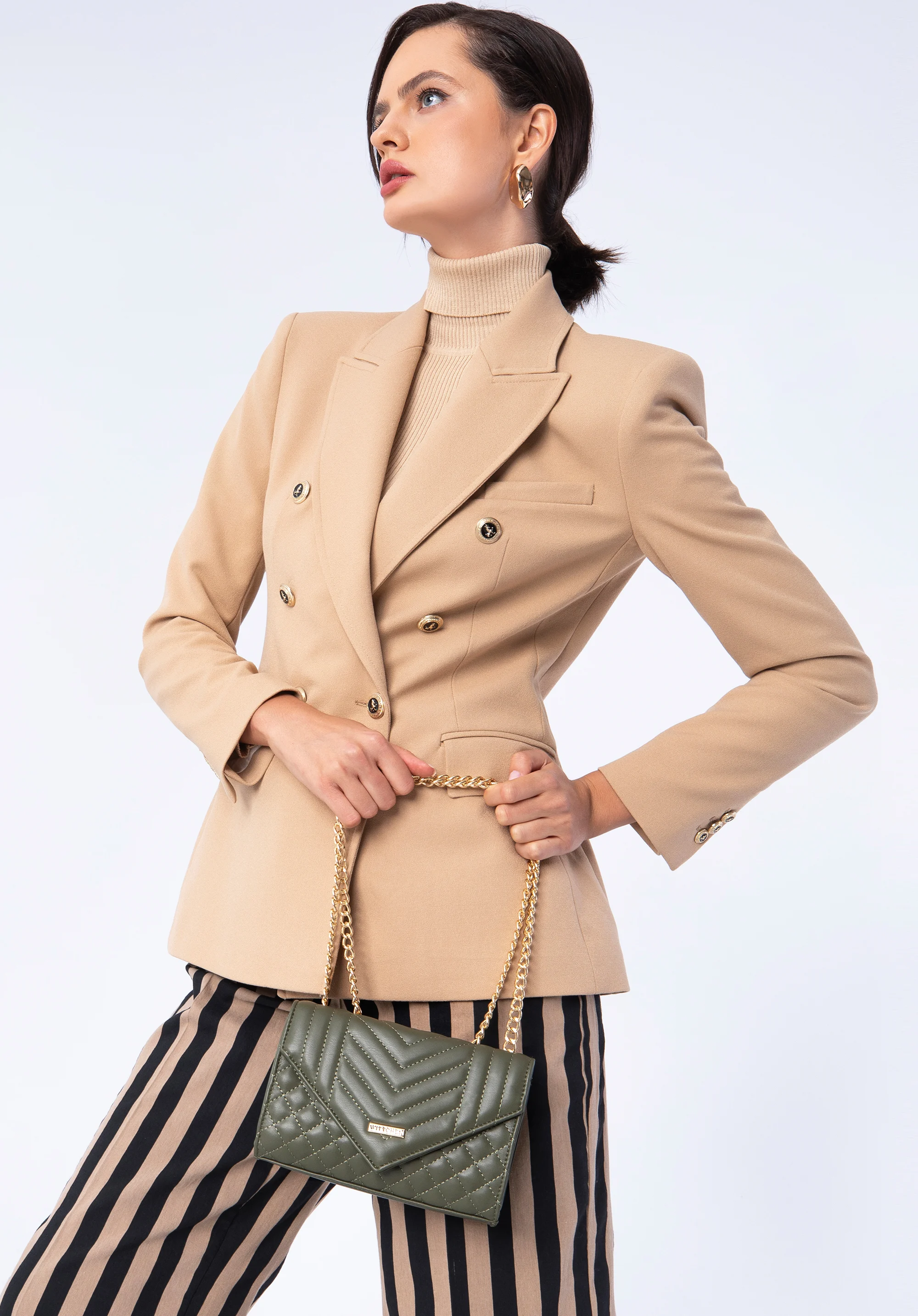 Damska minitorebka ozdobnie pikowana na łańcuszku