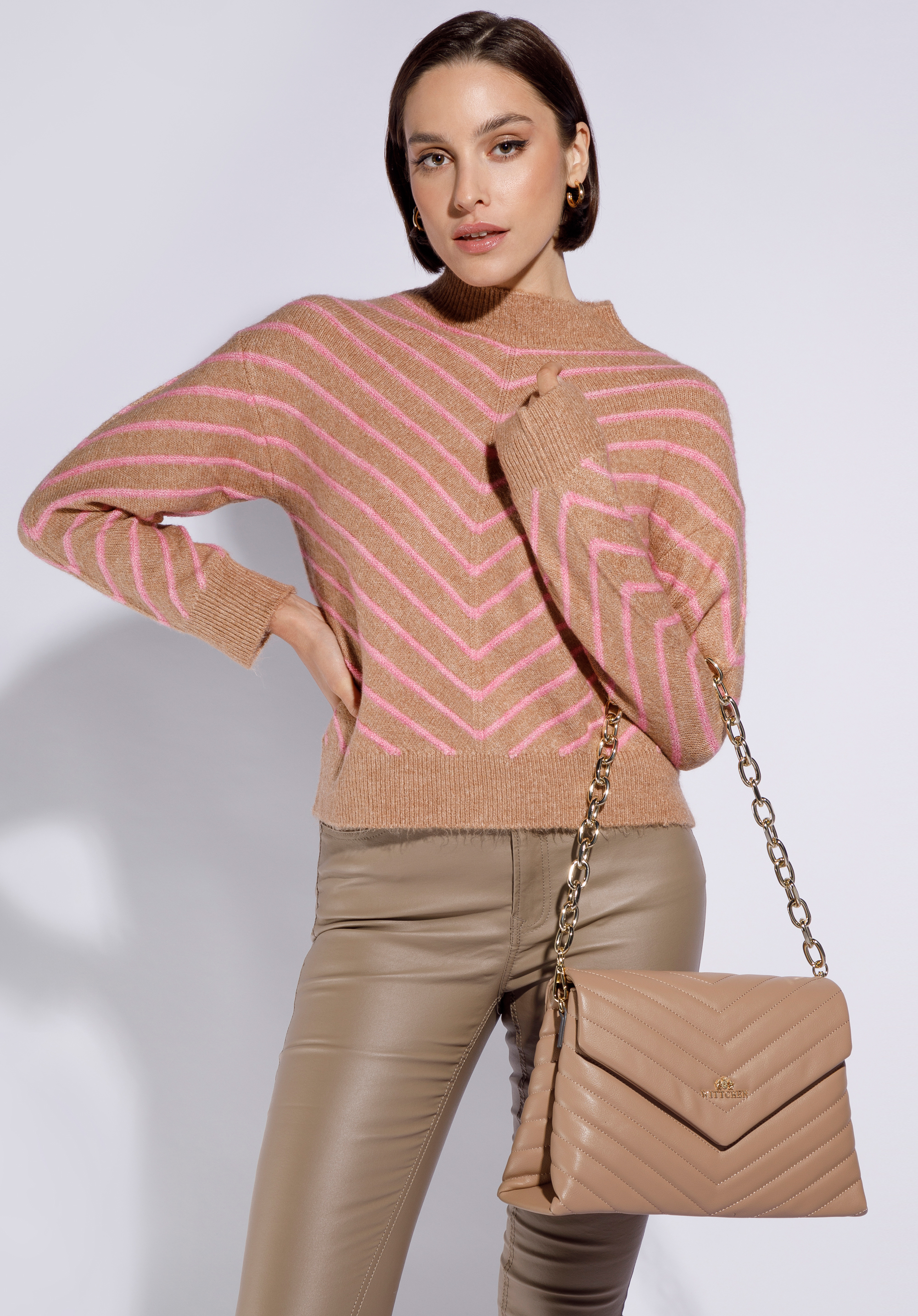 Damska torebka z pikowanej skóry na łańcuchu trapezowa