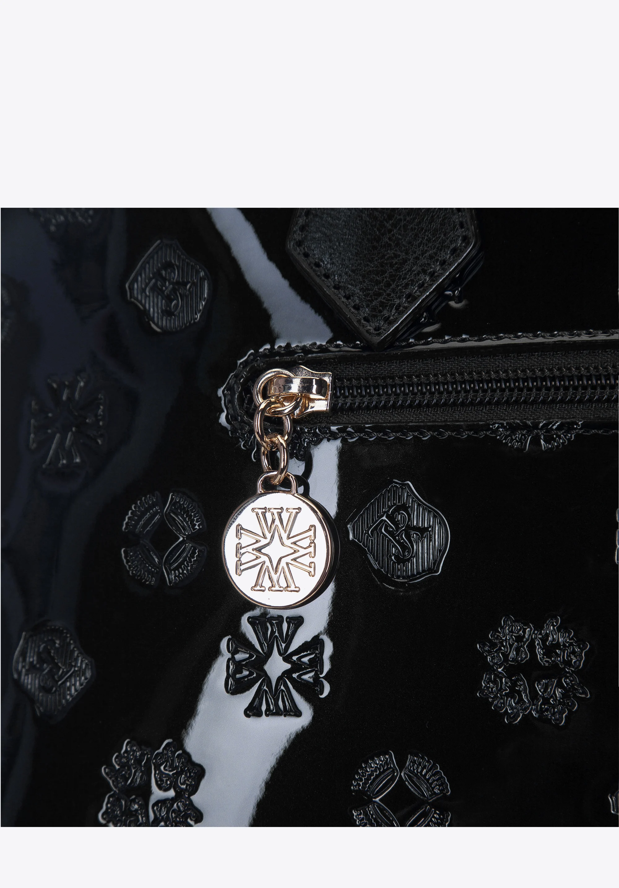 Kuferek lakierowany z tłoczeniami i tasiemką