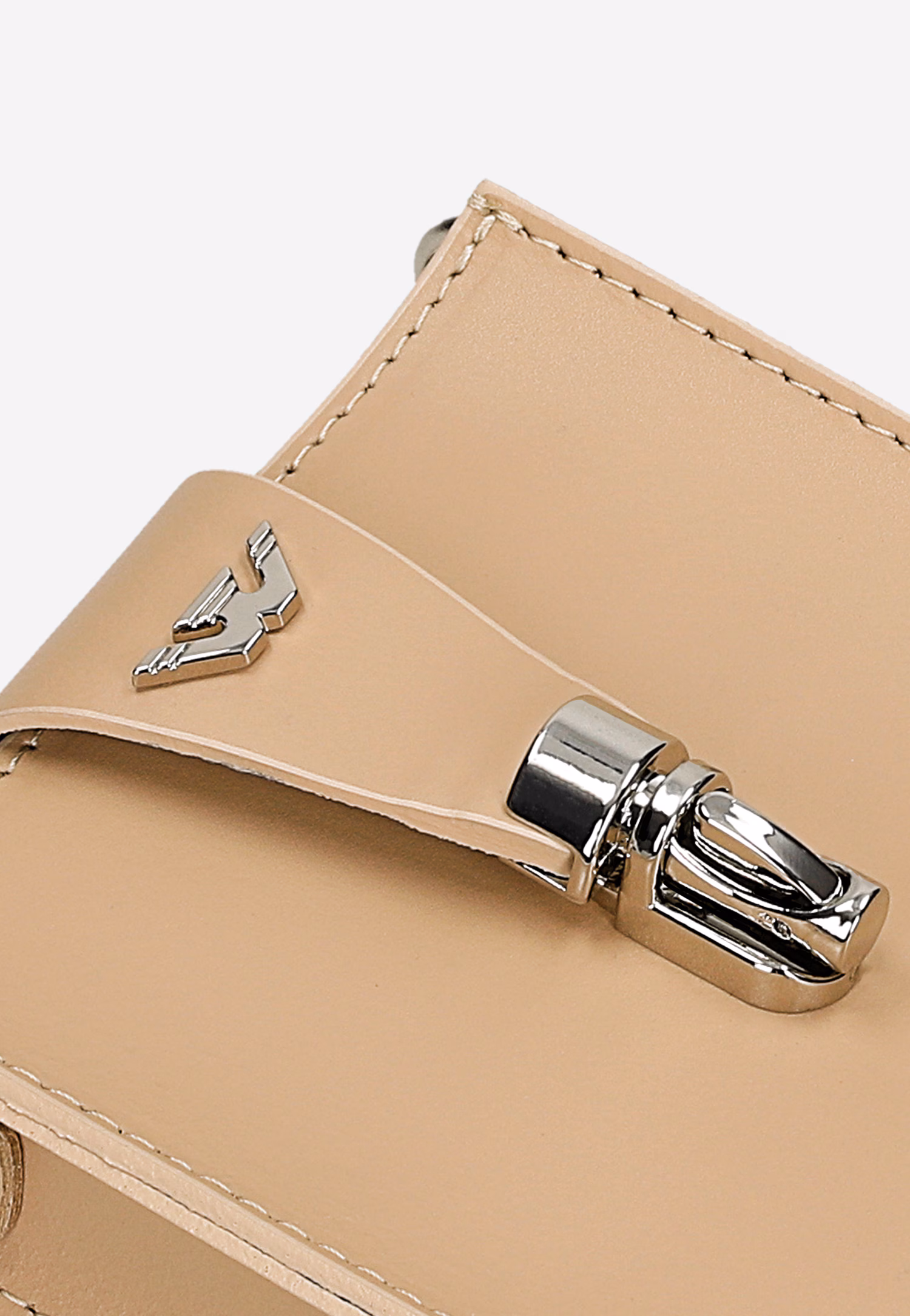 Beżowa torebka na telefon ze srebrnym łańcuchem