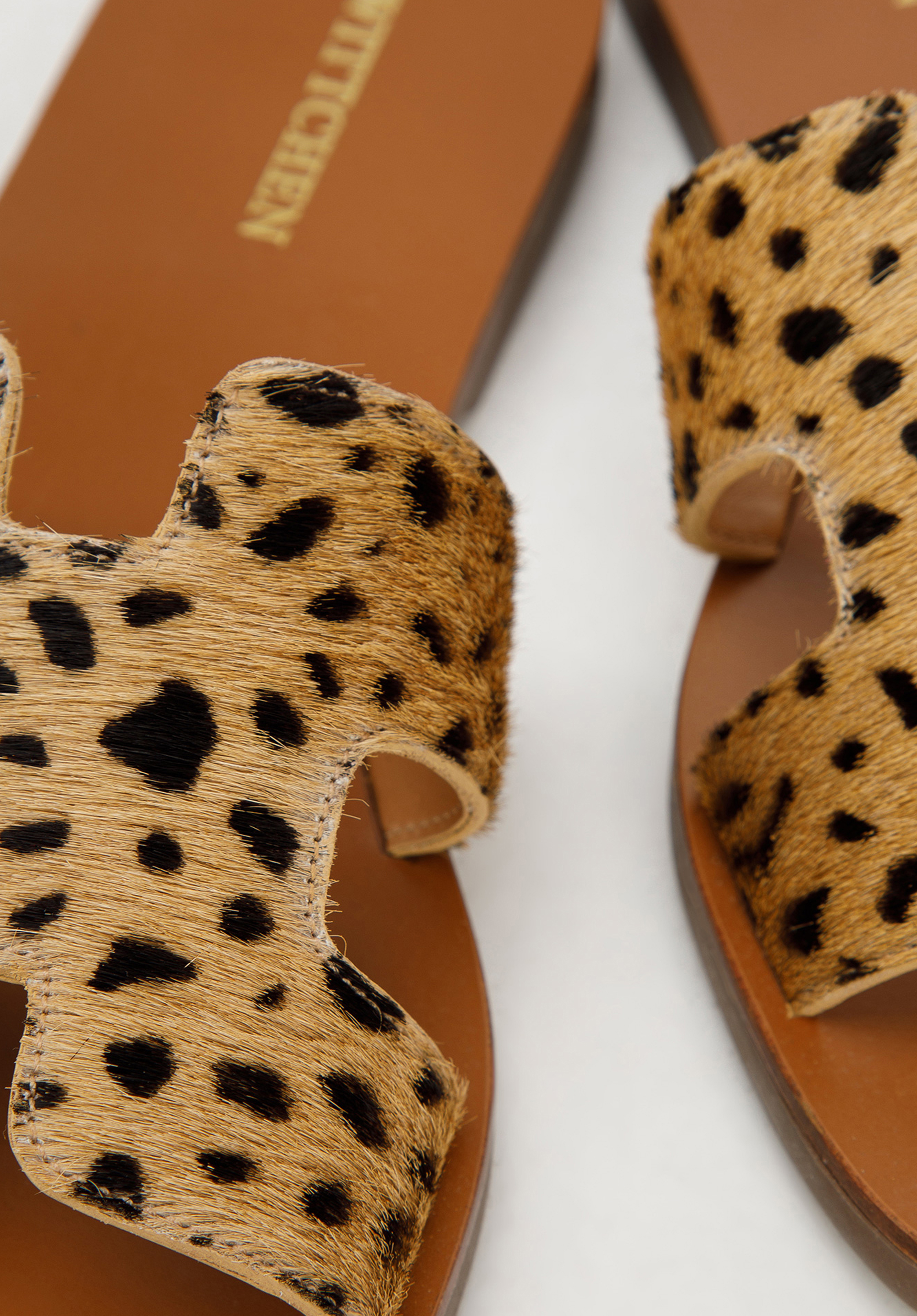 Damskie klapki skórzane z przodem w literę H