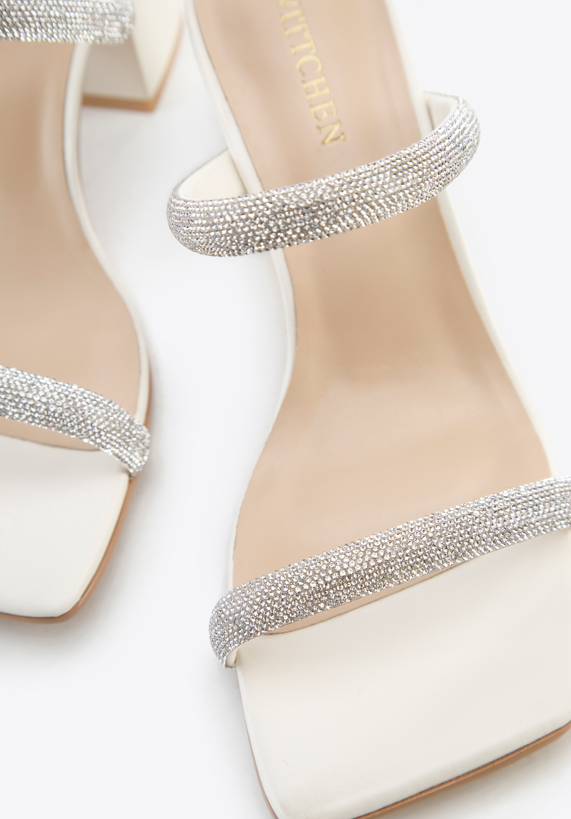 Damskie klapki skórzane z błyszczącymi paskami