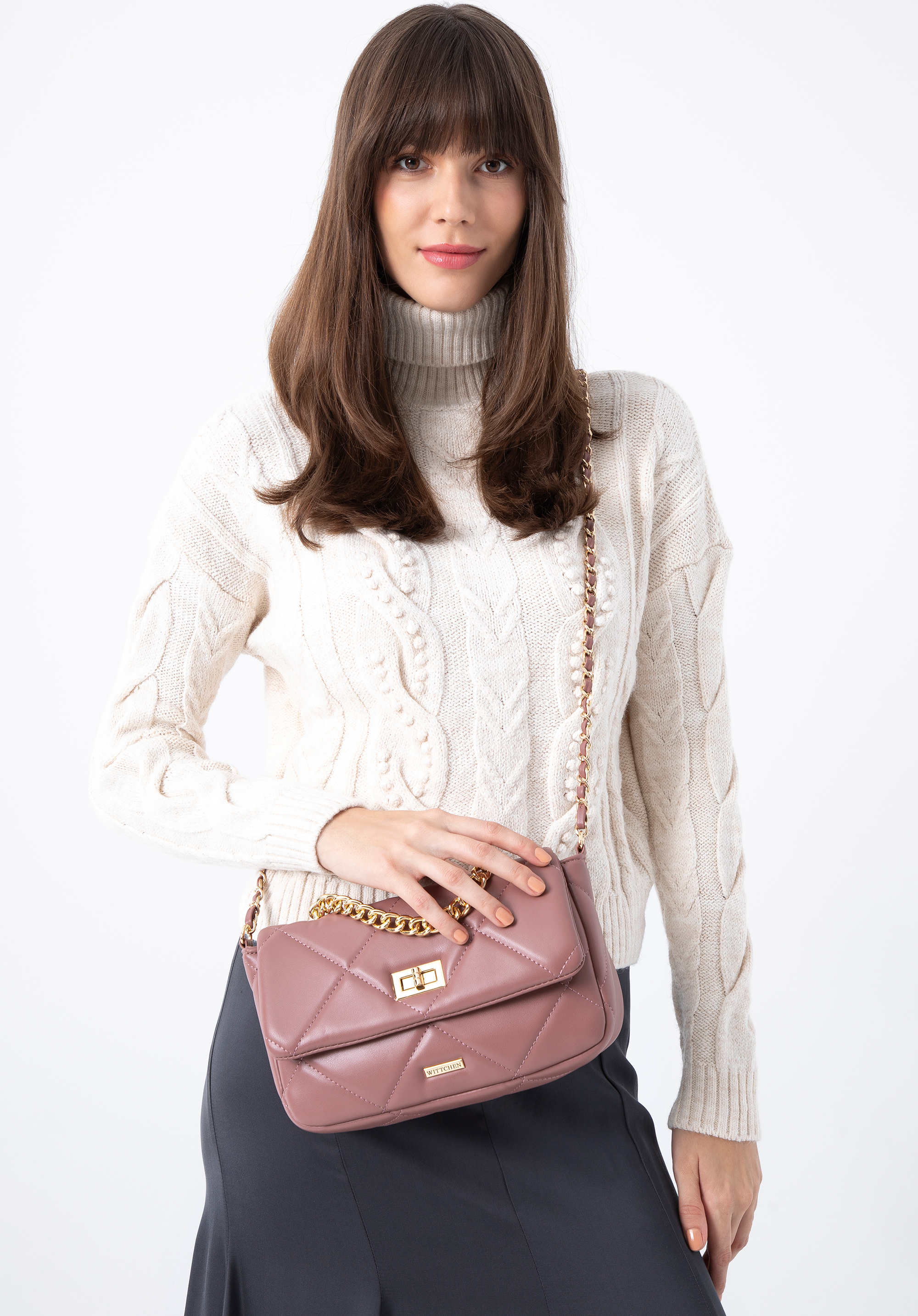 Damska torebka pikowana w kwadraty na łańcuszku mała