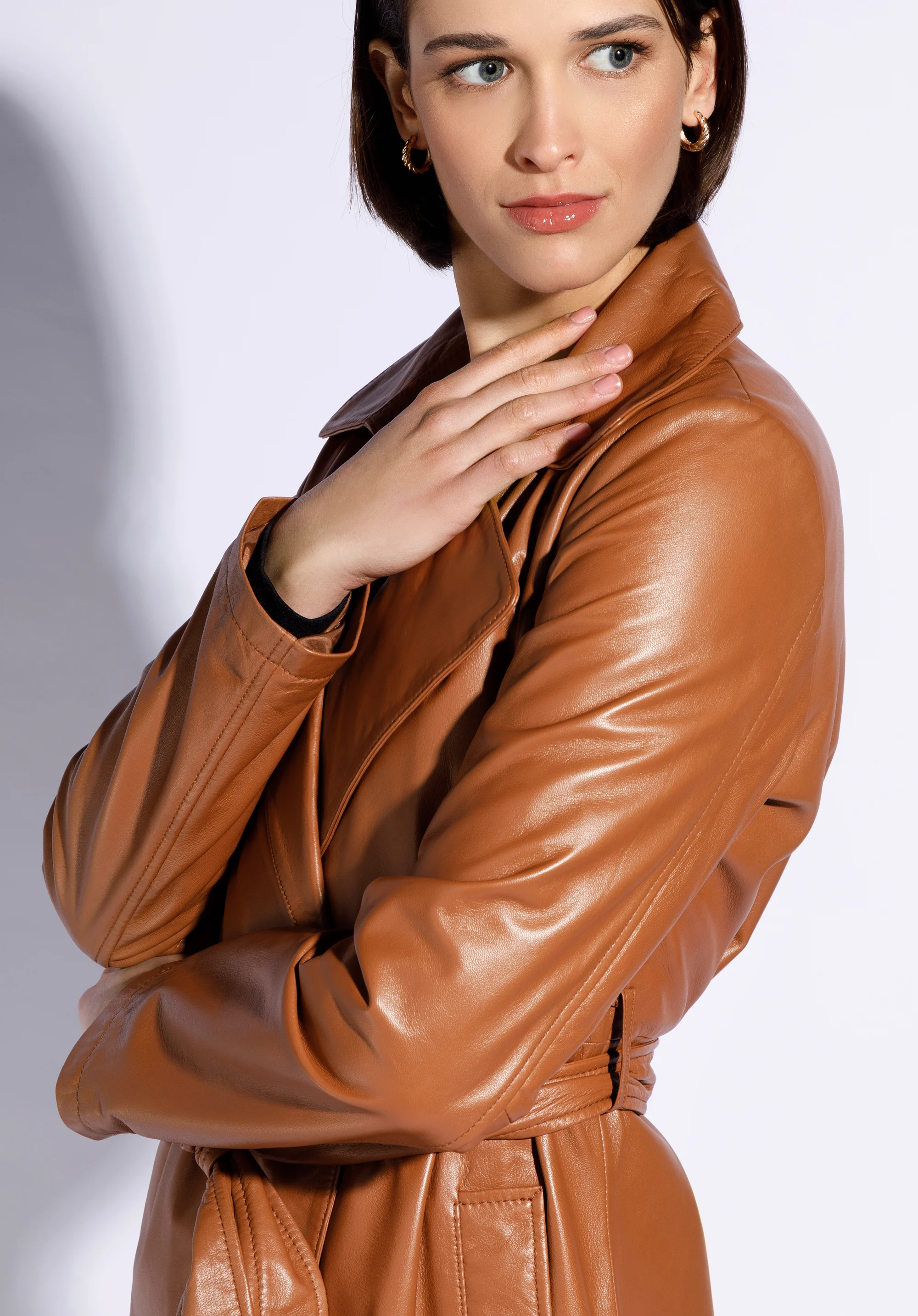 Damski płaszcz skórzany z paskiem