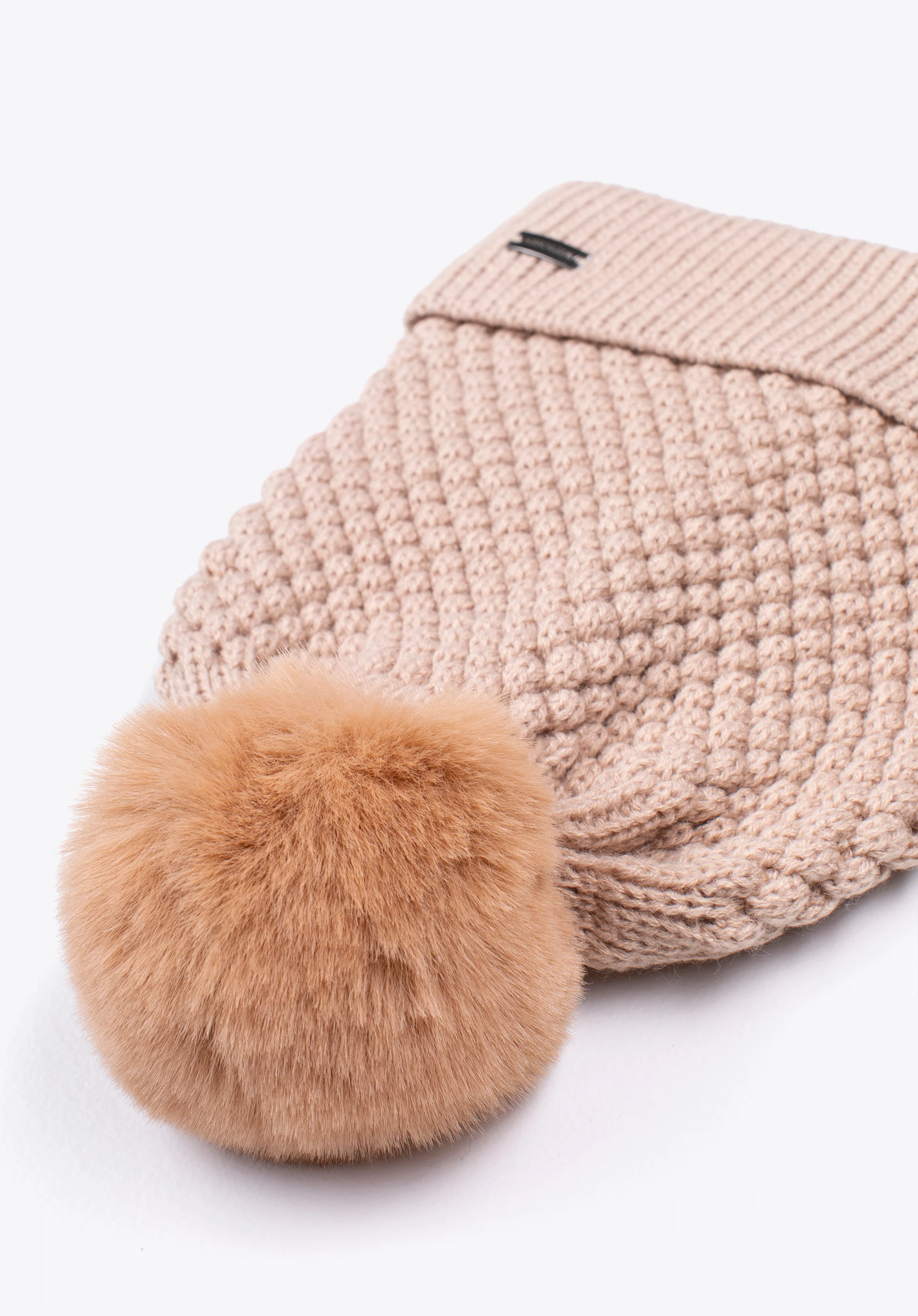 Damska czapka o splocie bąbelkowym z pomponem