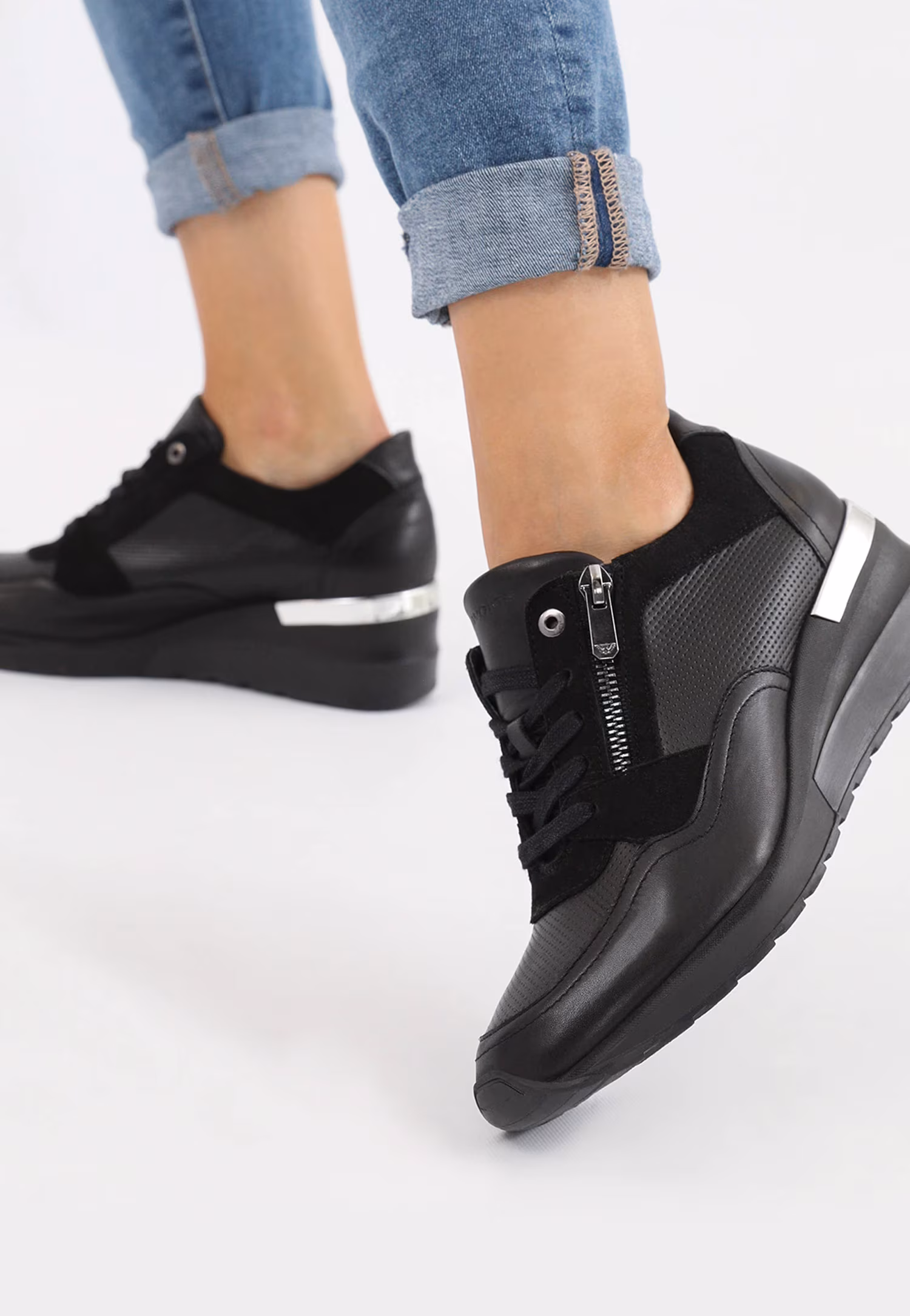 Czarne sneakersy damskie z ozdobnym zamkiem