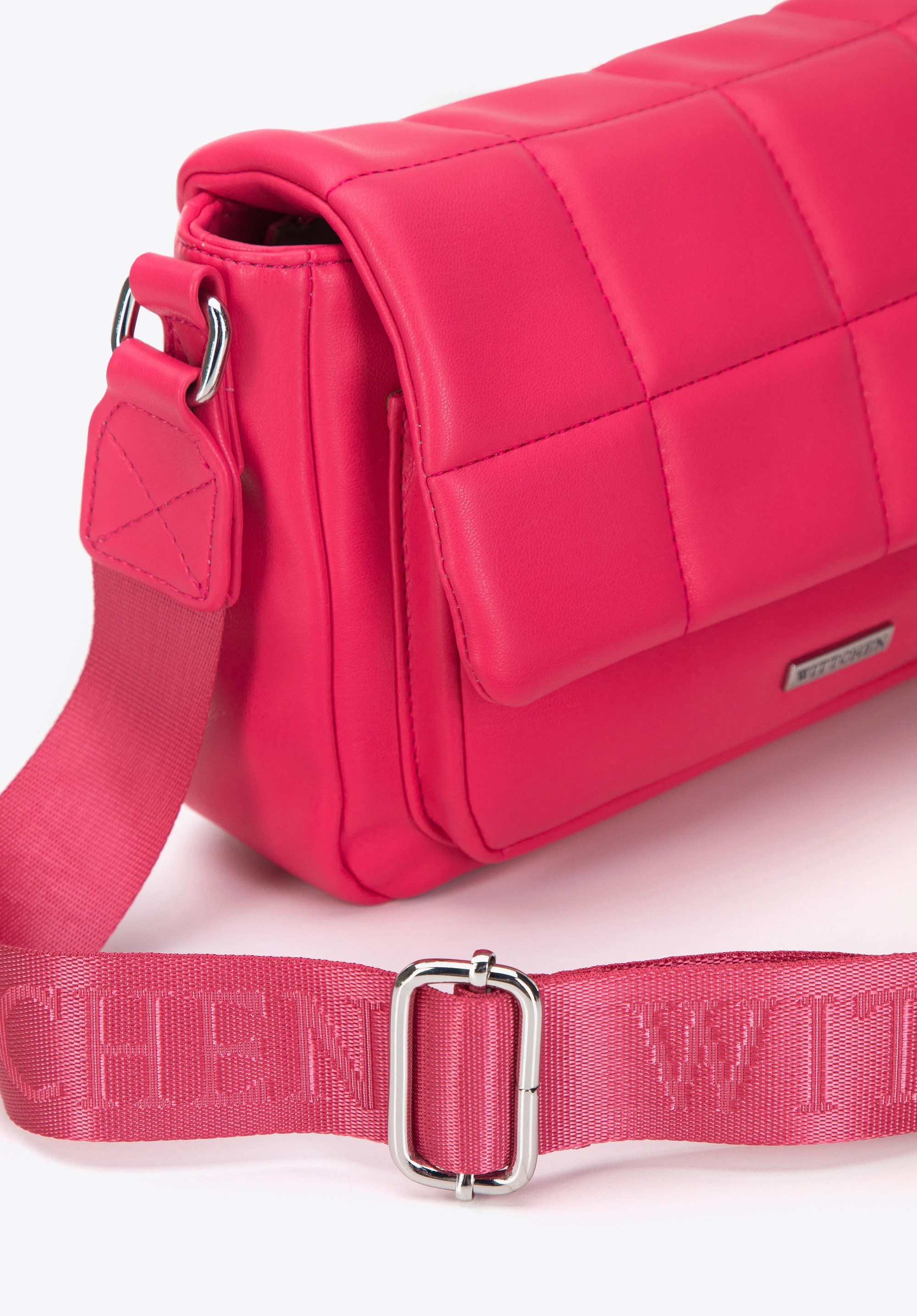 Damska listonoszka z miękkiej ekoskóry z pikowaną klapą mała