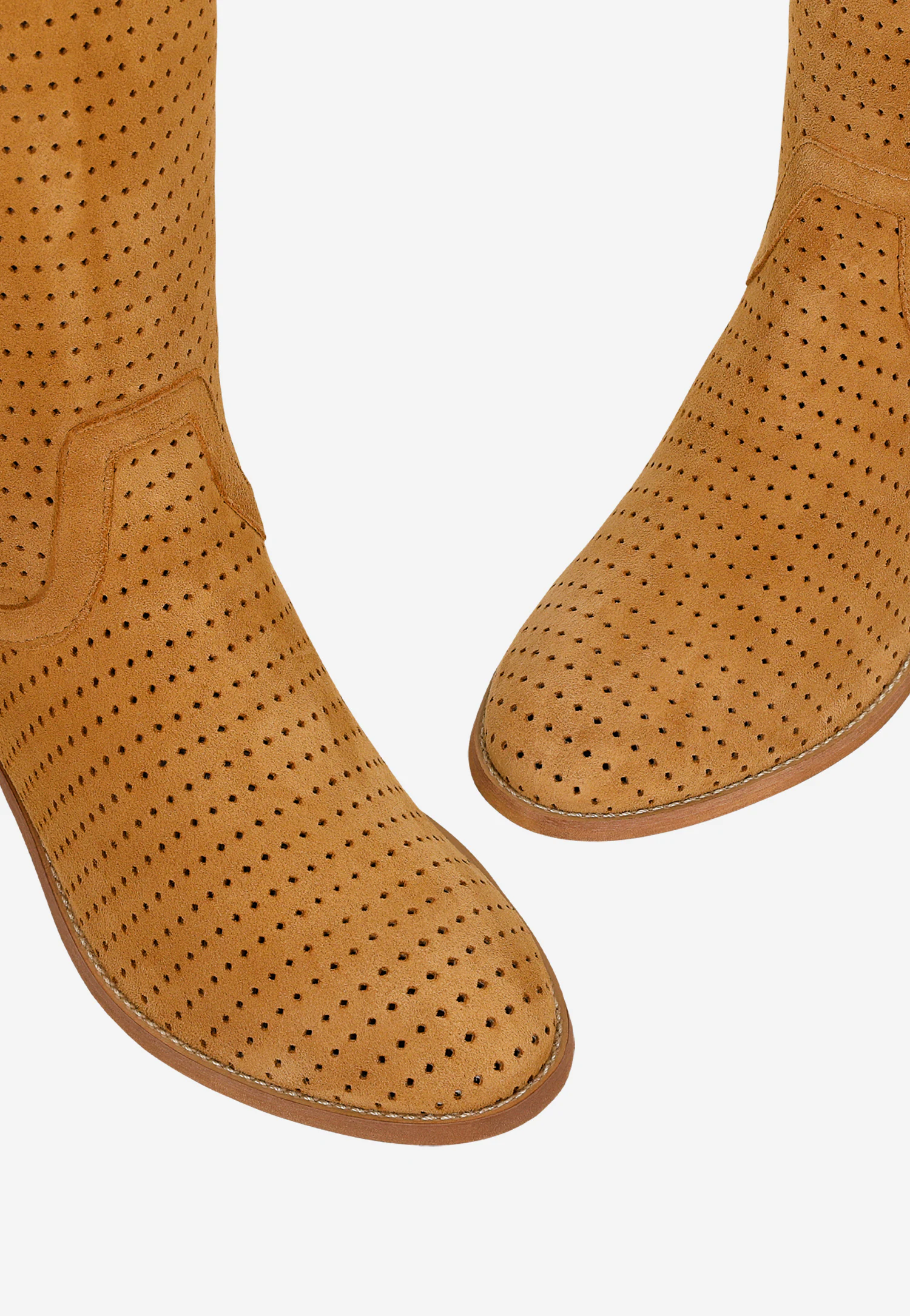 Jasnobrązowe kozaki damskie z ozdobnym ażurowaniem