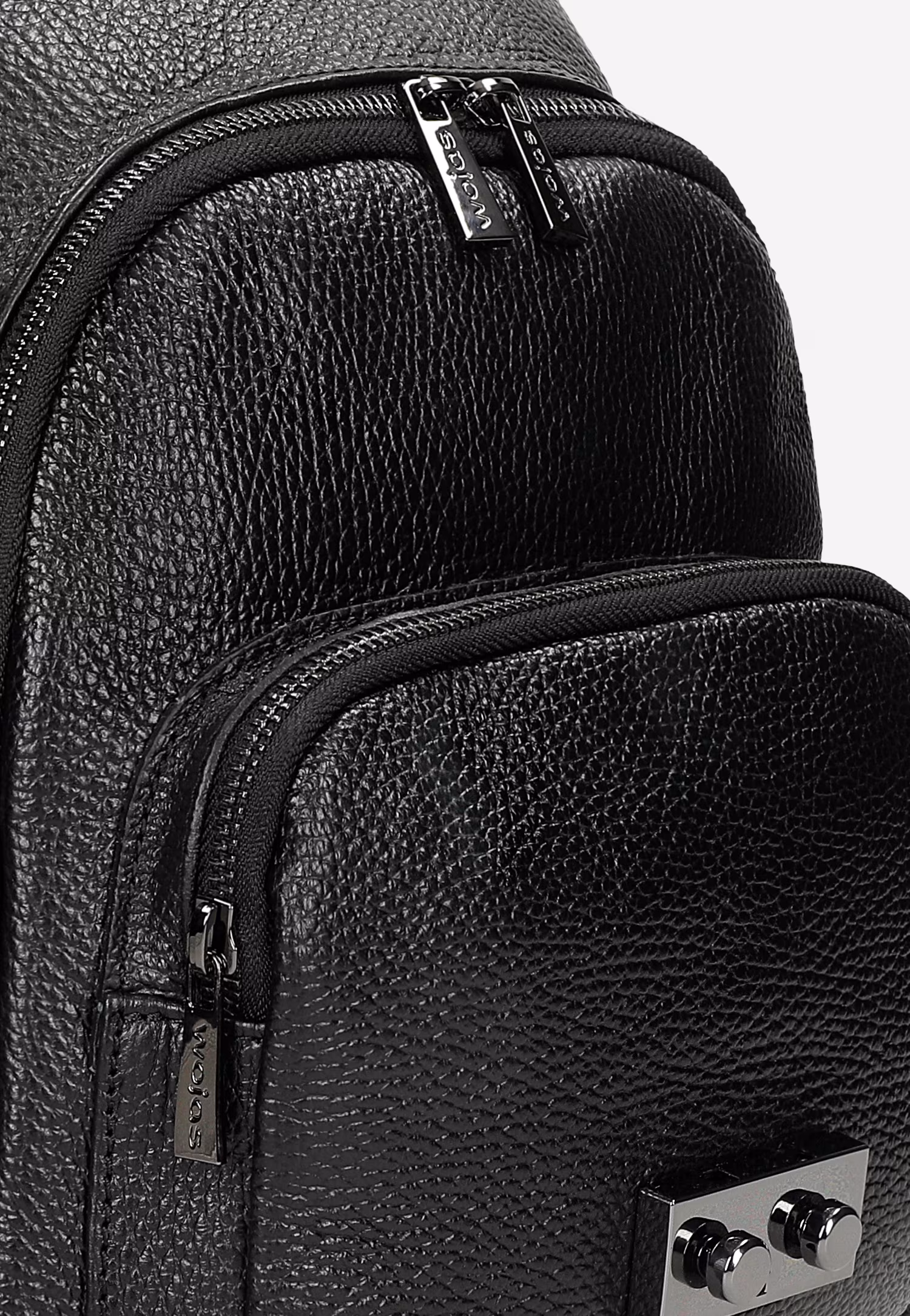 Czarny plecak damski z ciemnymi metalowymi elementami