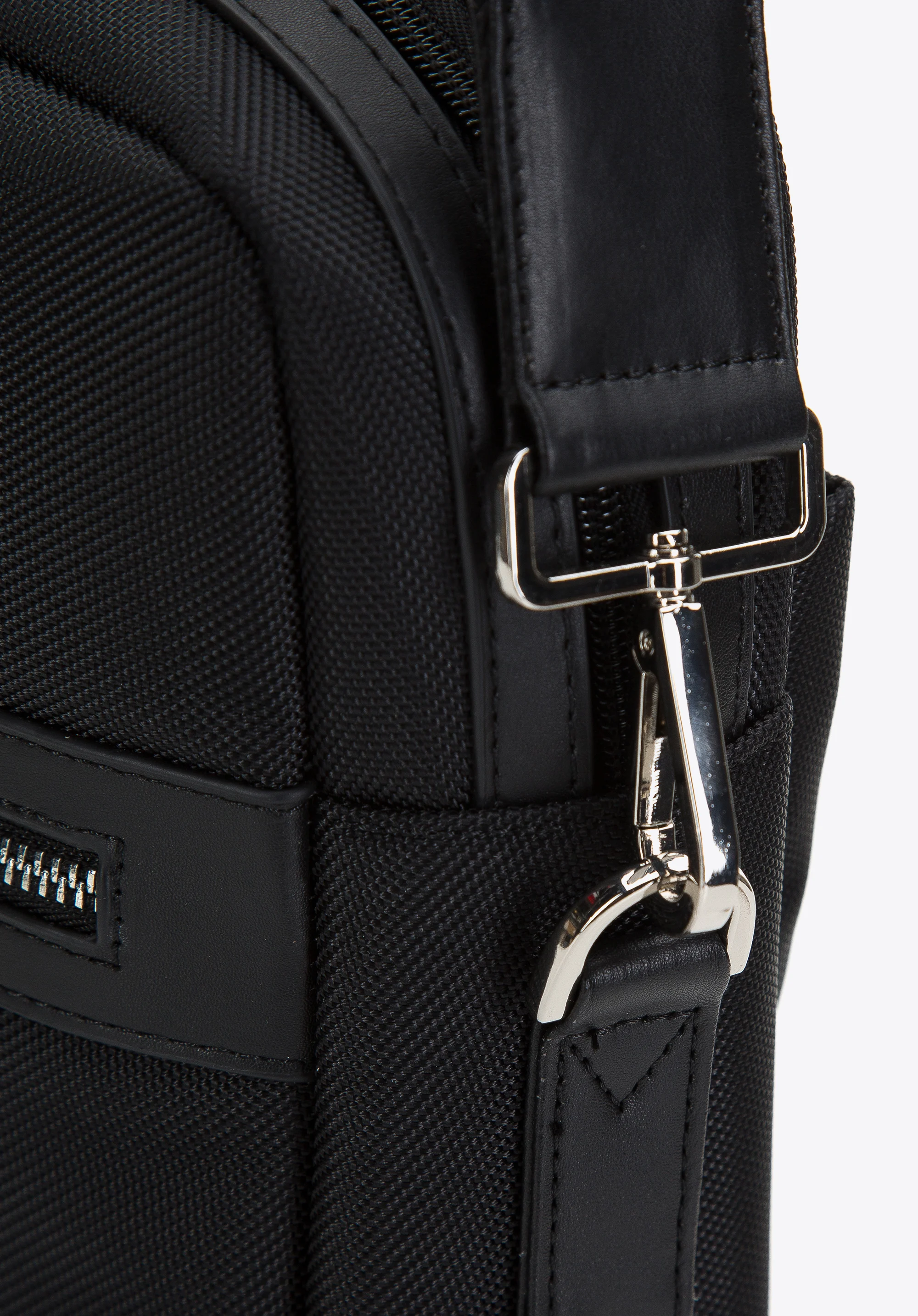 Męska torba na laptopa 15,6” z błyszczącym suwakiem