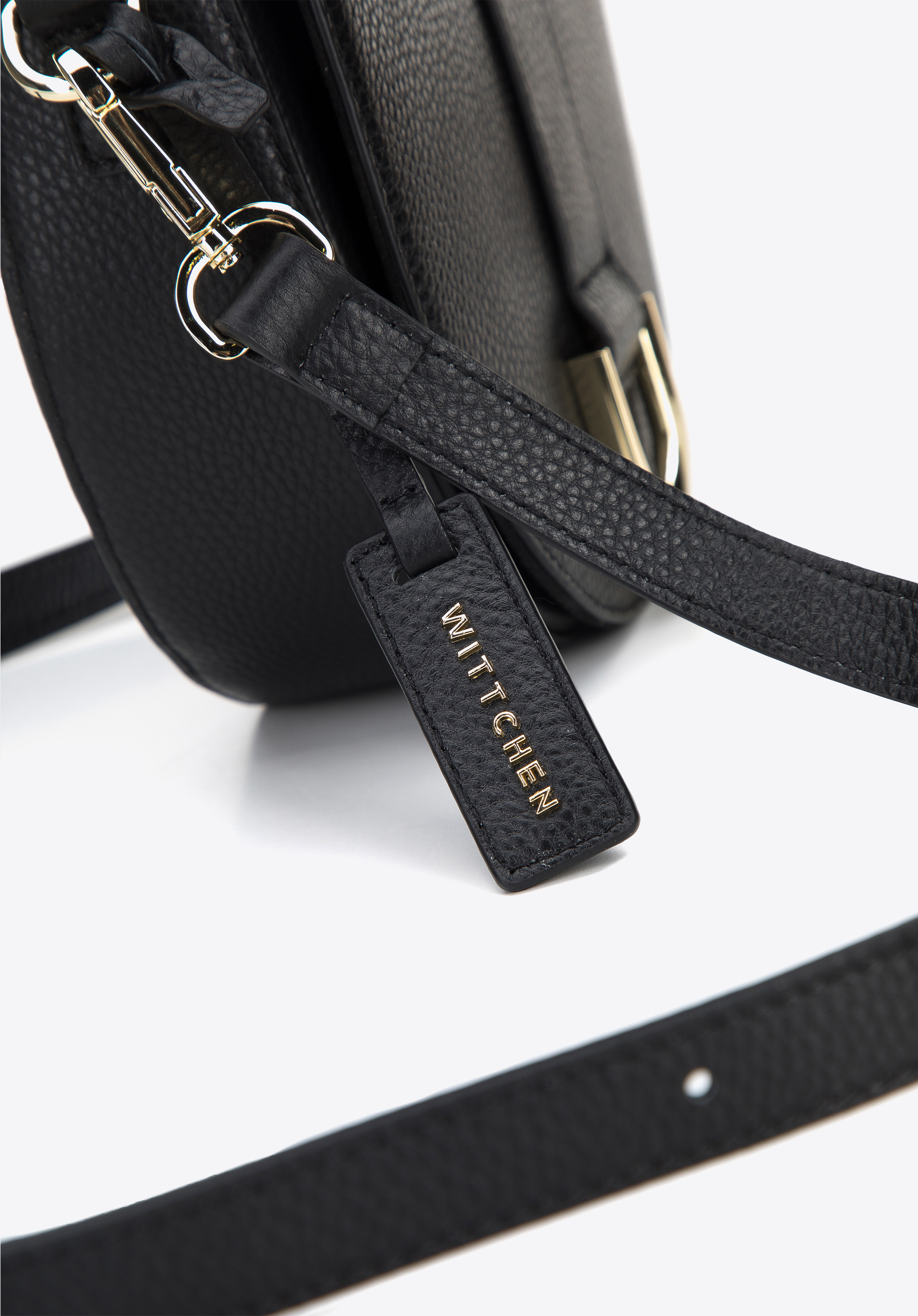 Damska listonoszka skórzana półokrągła z klamrą