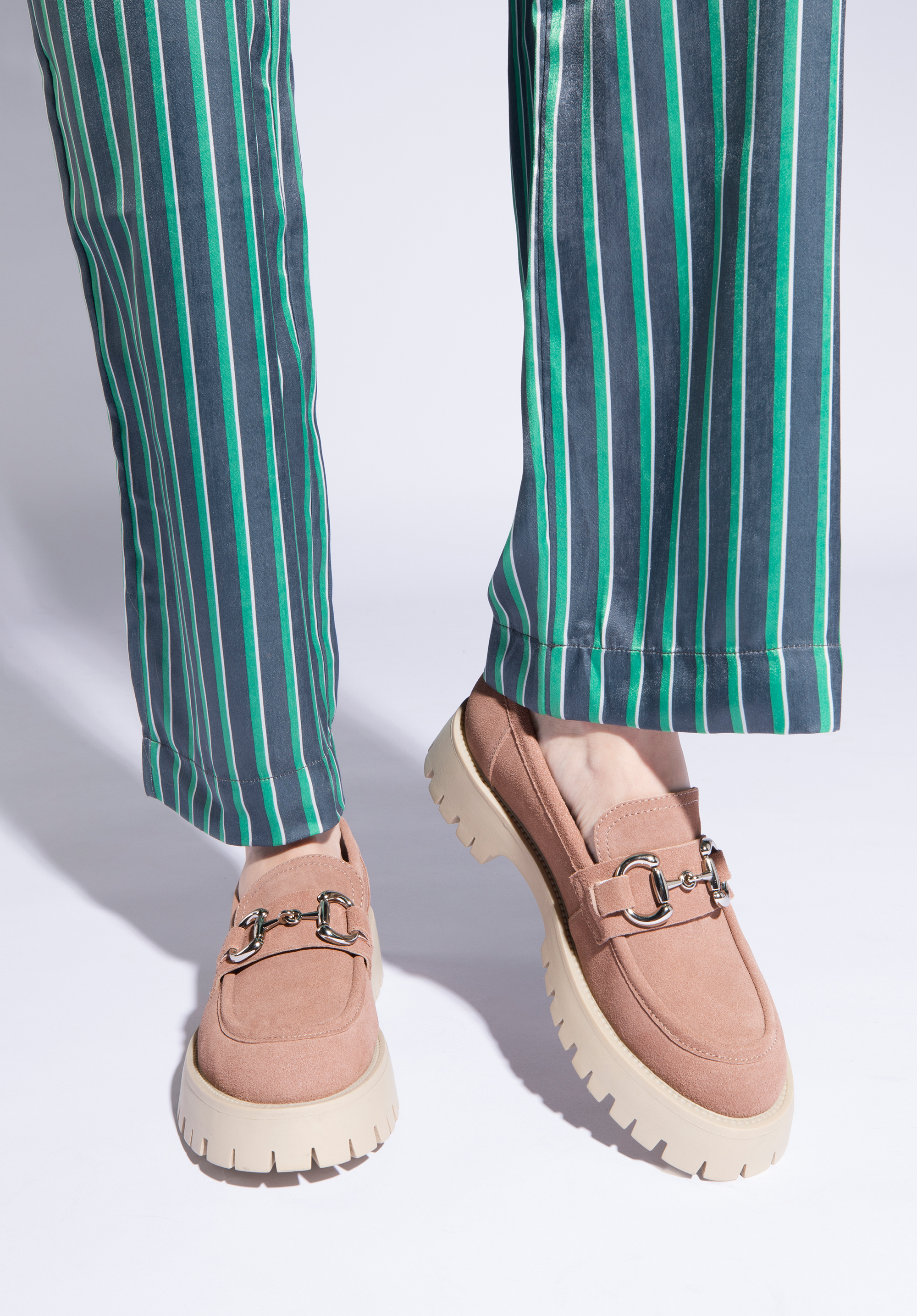 Damskie mokasyny zamszowe z klamrą na platformie