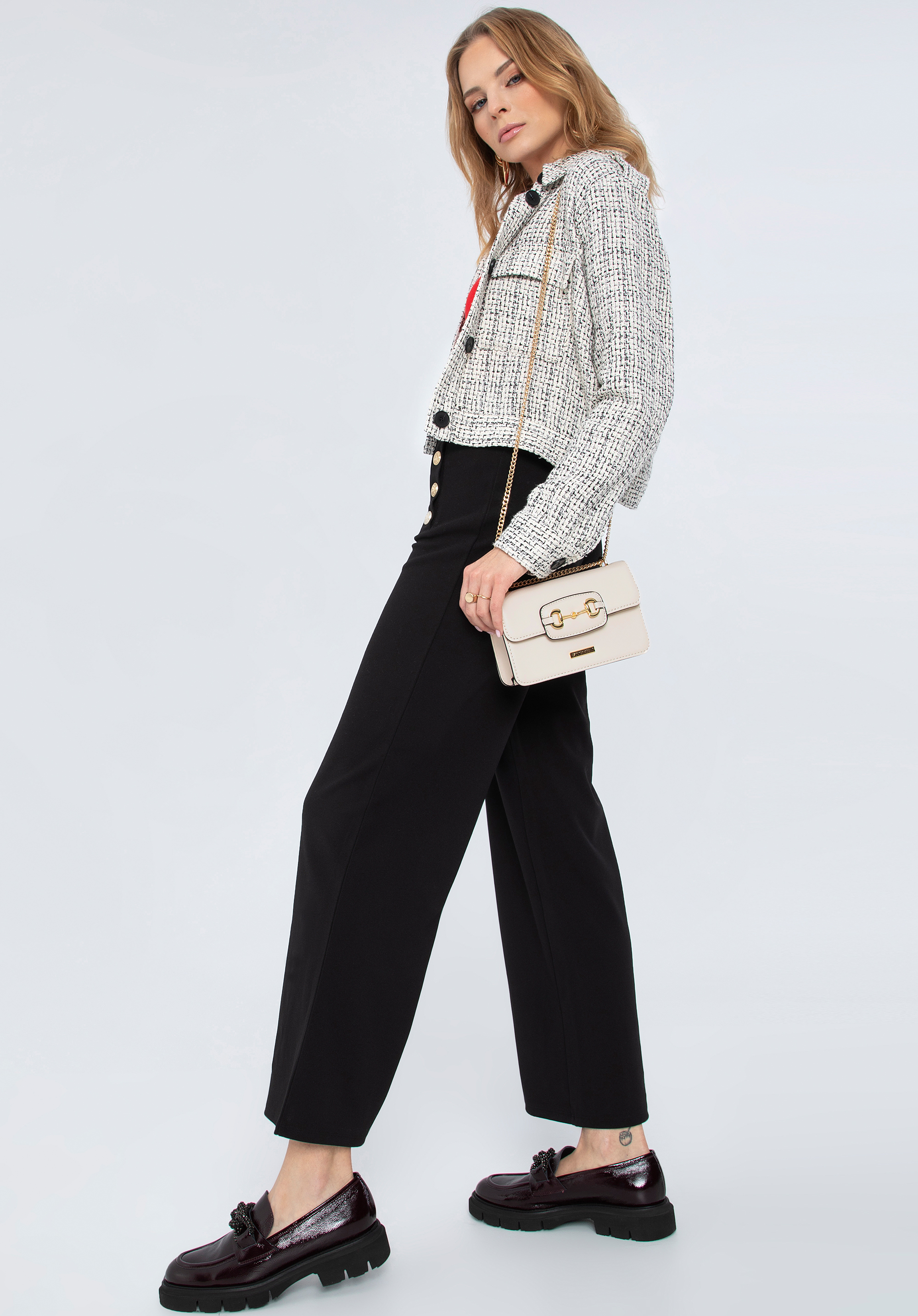 Damska minitorebka z ozdobną klamrą na łańcuszku