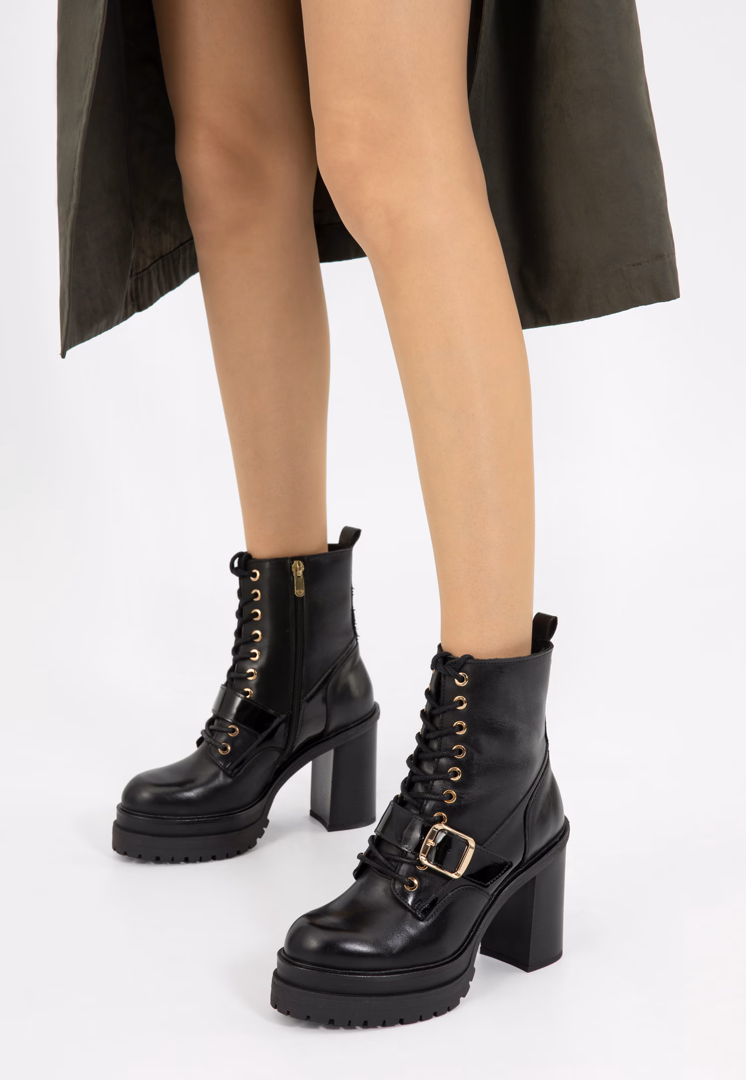 Czarne oryginalne bikery na wysokim słupku