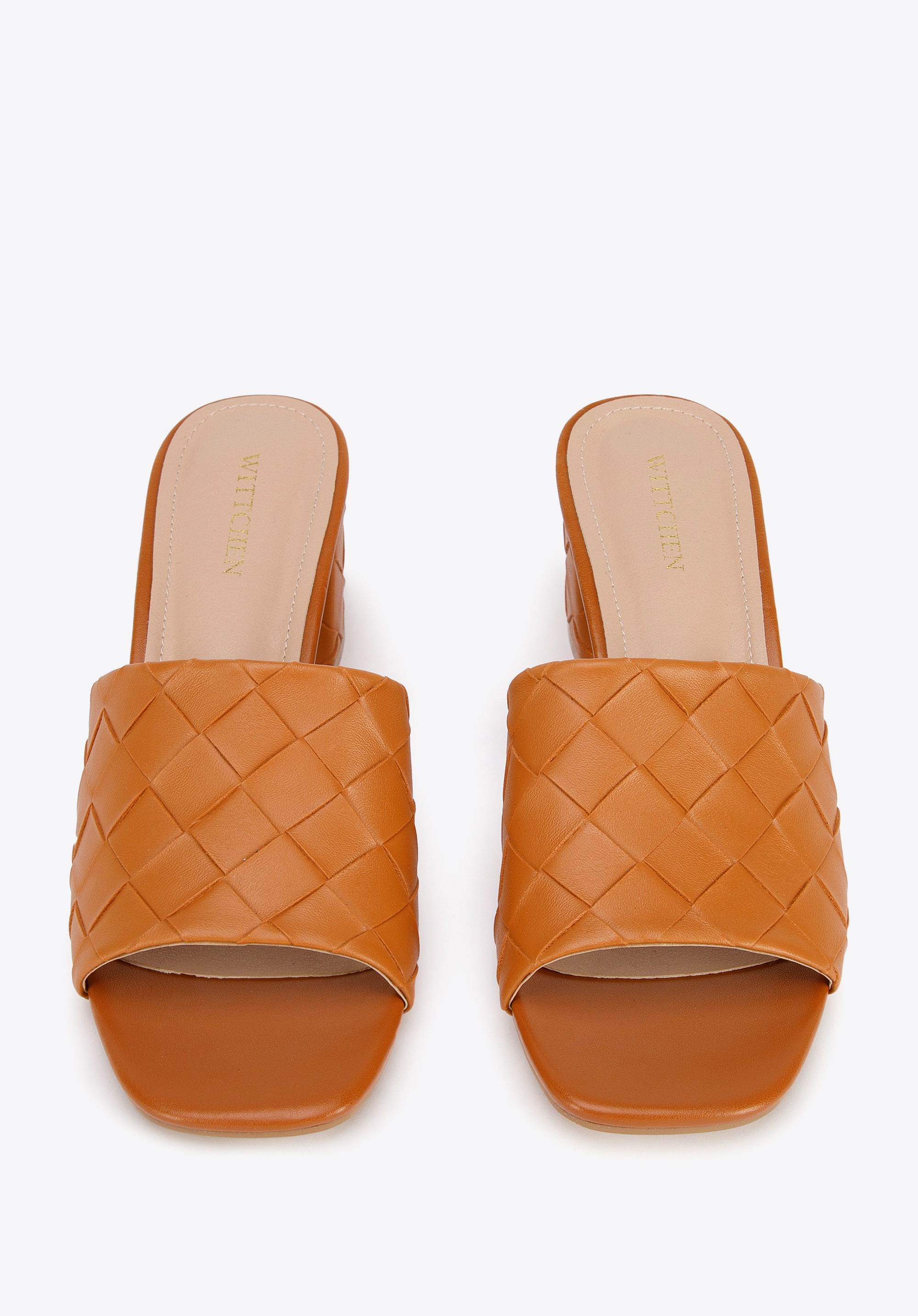 Damskie klapki z plecionej ekoskóry na słupku