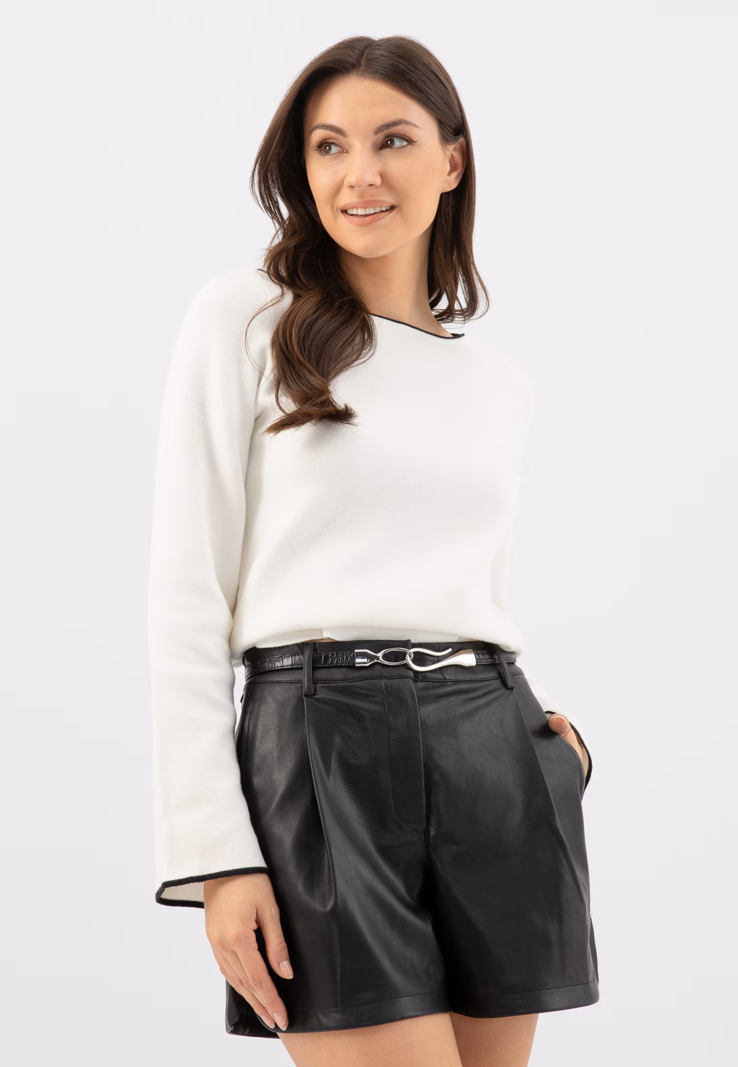 Beżowy skórzany pasek damski ze złotą klamrą